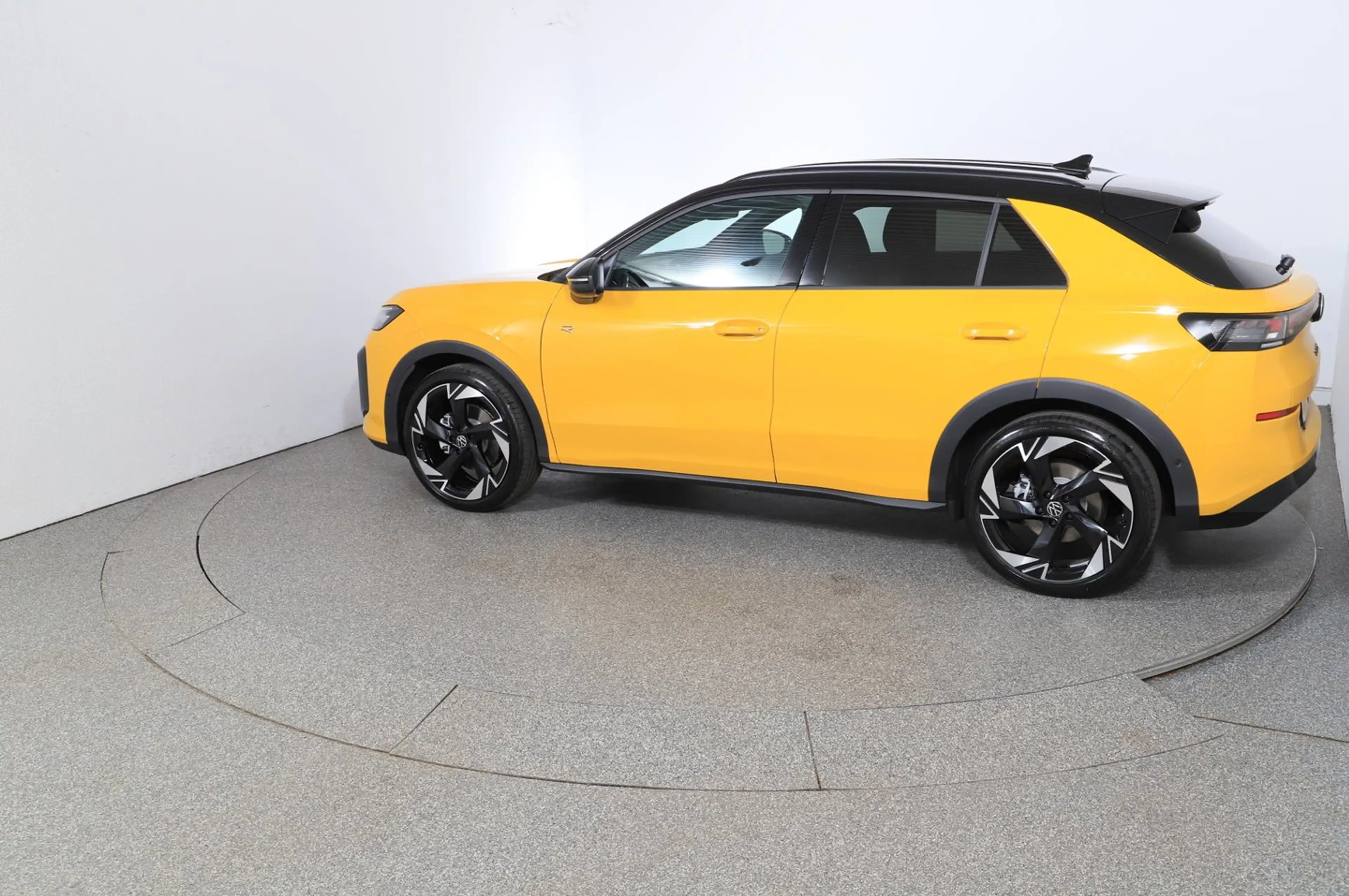 Volkswagen T-Roc R-Line eTSI DSG — photo 2