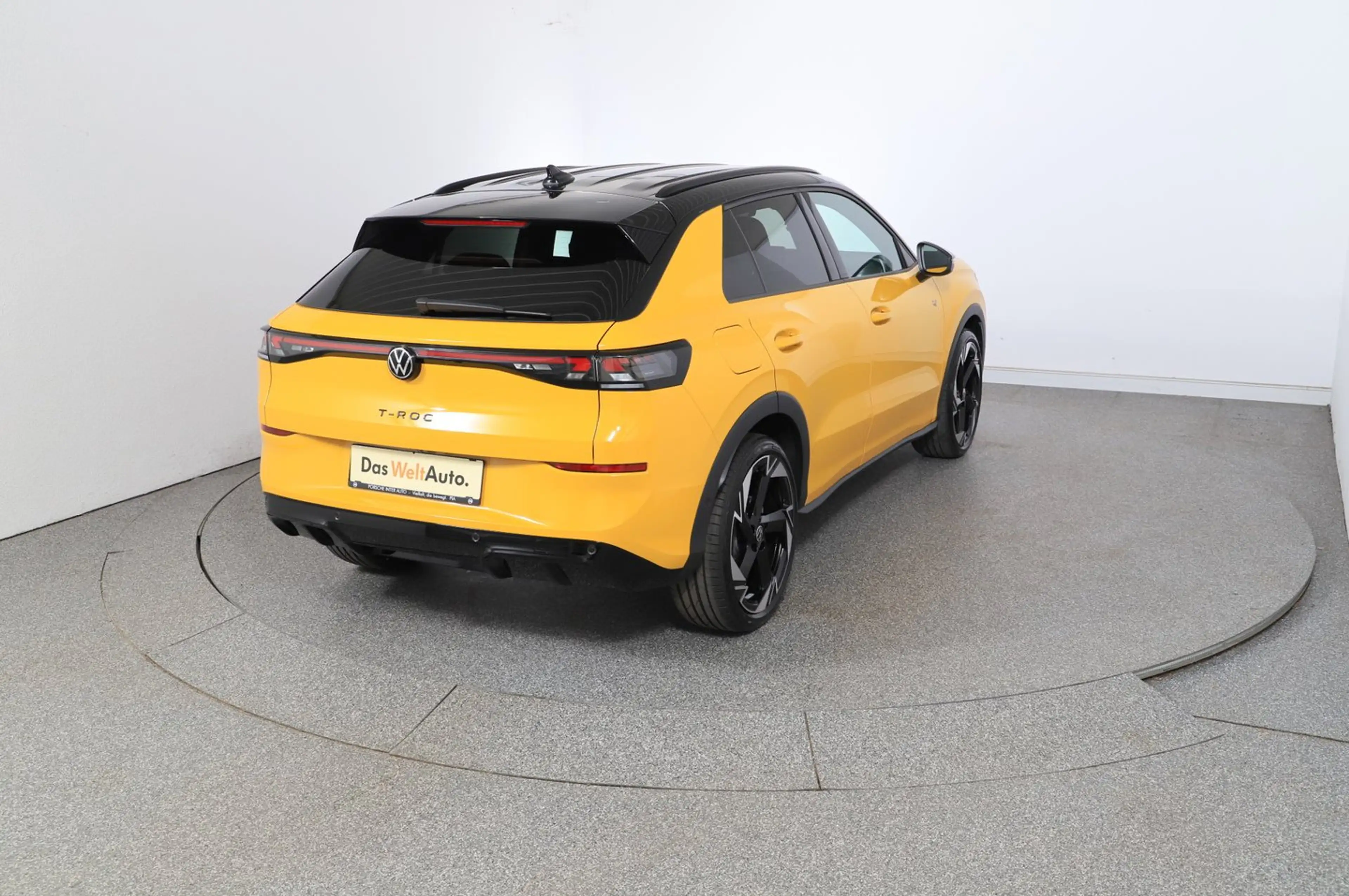 Volkswagen T-Roc R-Line eTSI DSG — photo 3
