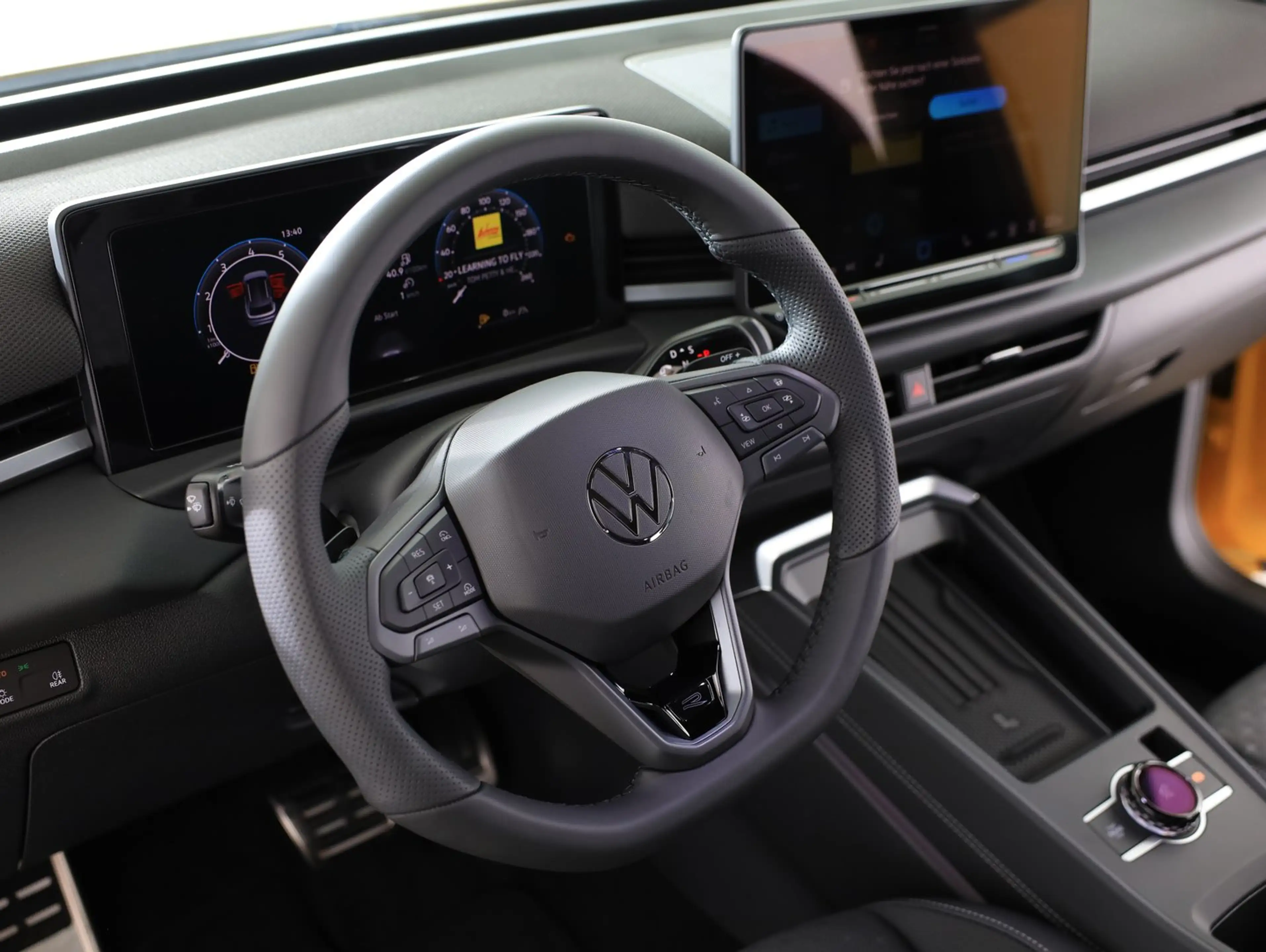 Volkswagen T-Roc R-Line eTSI DSG — photo 7