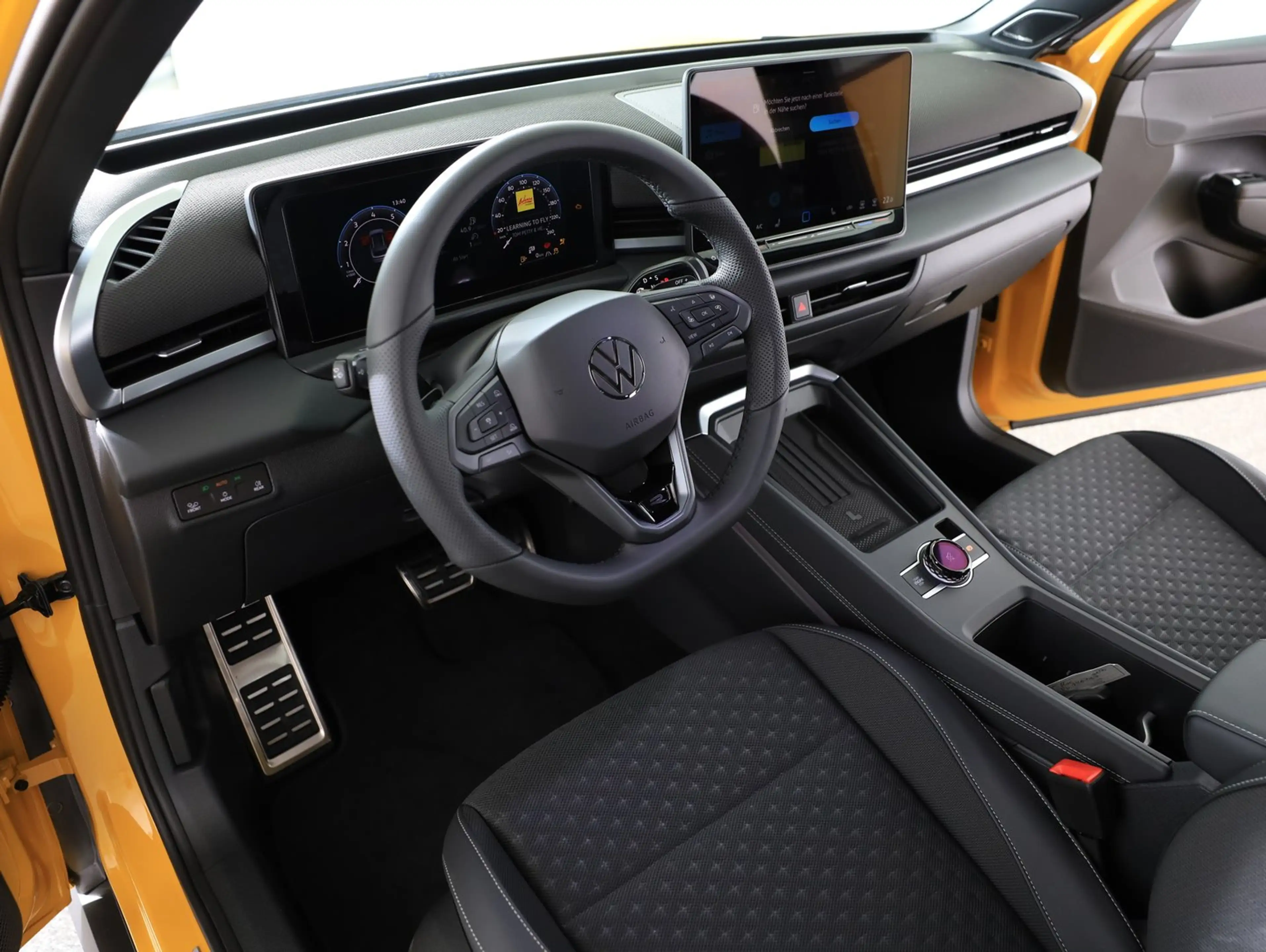 Volkswagen T-Roc R-Line eTSI DSG — photo 6