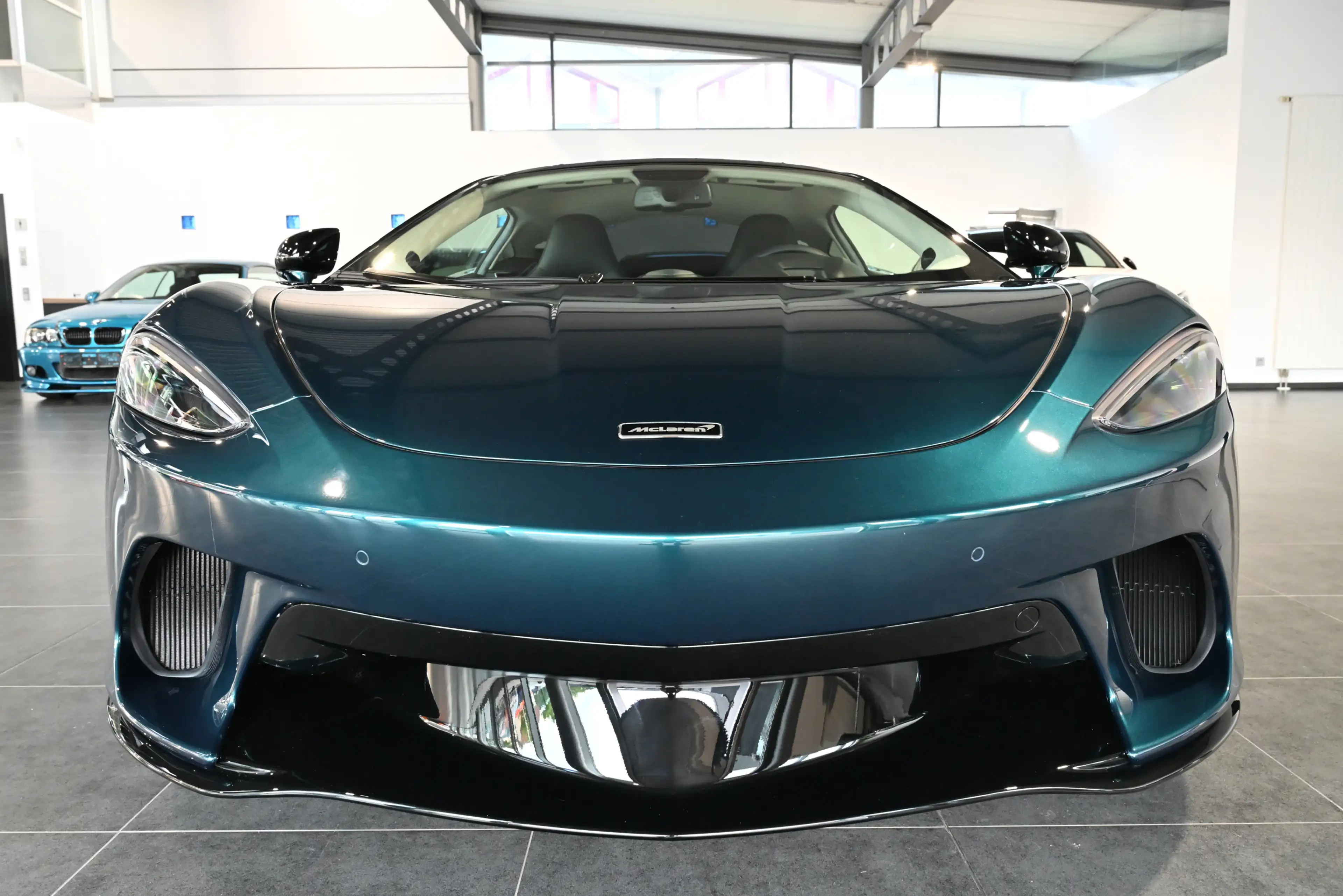 McLaren GT Serpentine Luxe Premium B&W Lift Panorama — photo 5