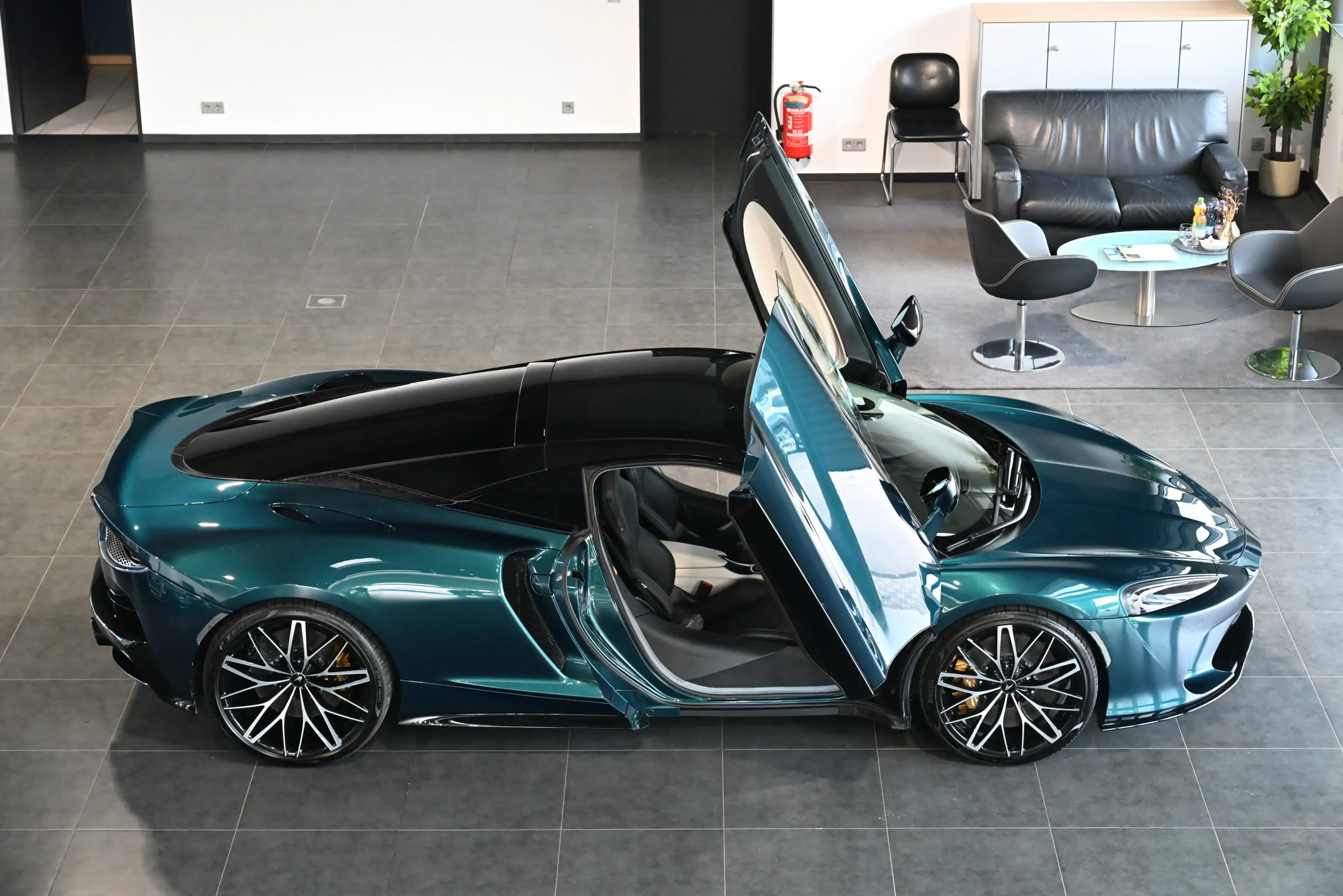 McLaren GT Serpentine Luxe Premium B&W Lift Panorama — photo 13