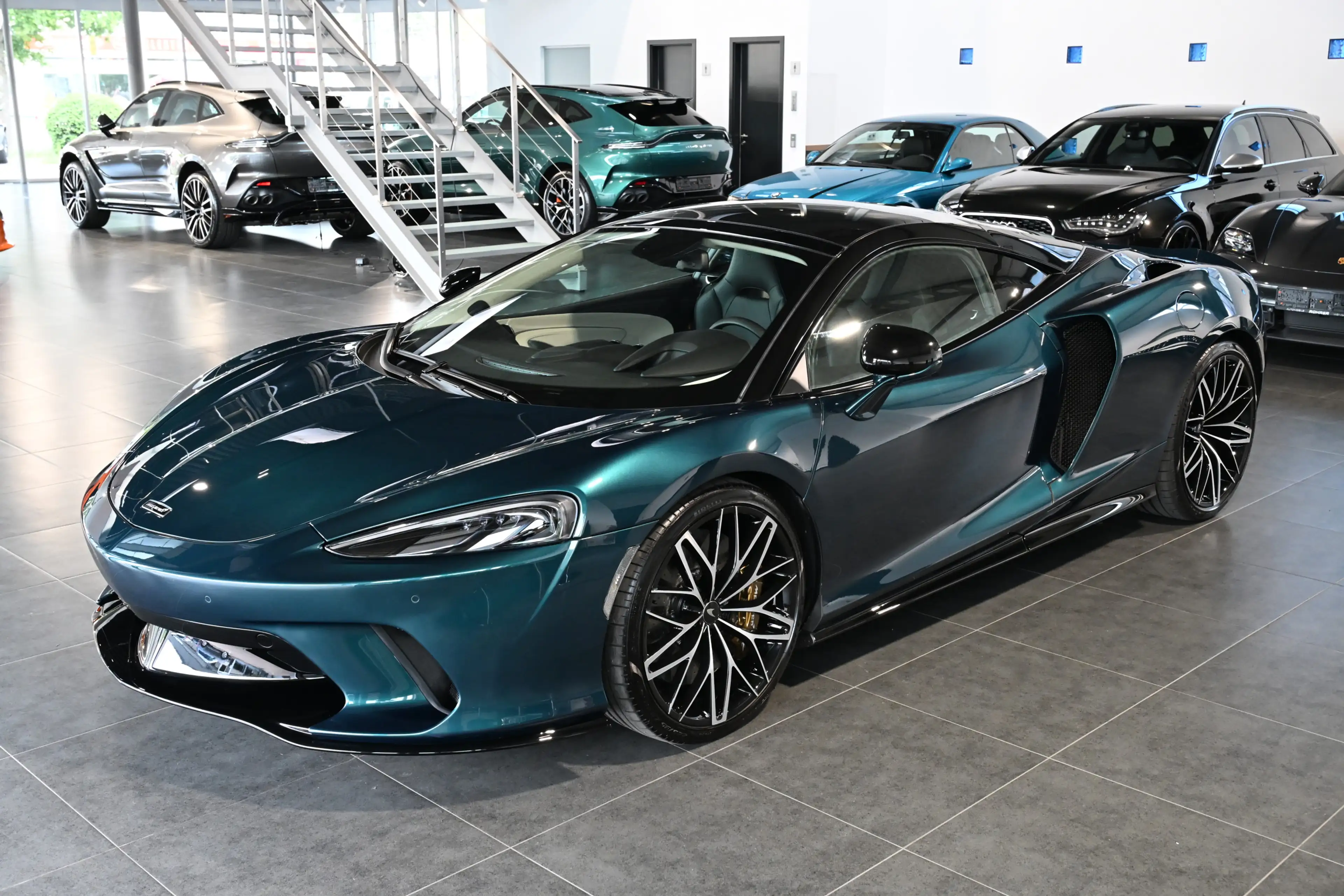 McLaren GT Serpentine Luxe Premium B&W Lift Panorama — photo 7