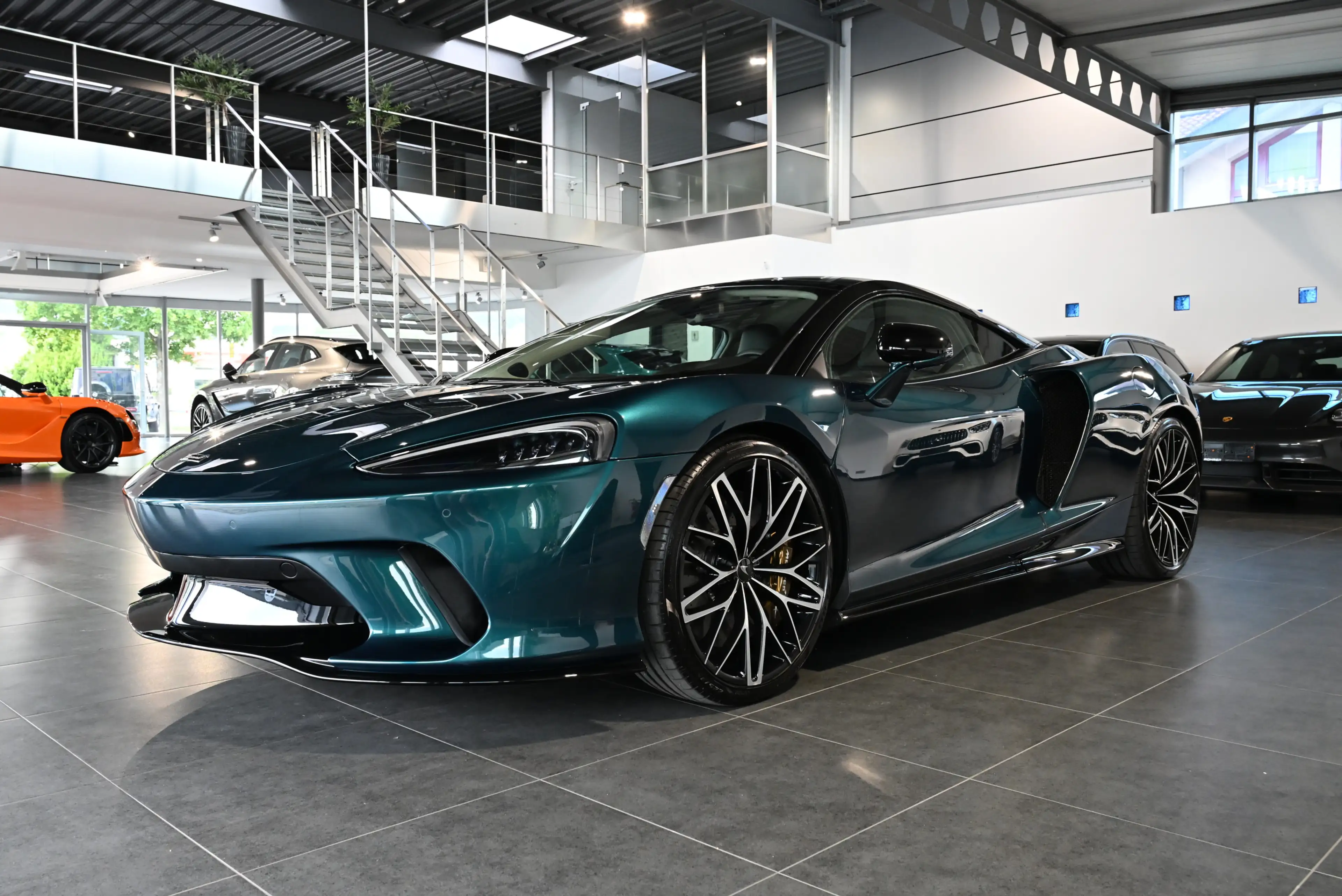 McLaren GT Serpentine Luxe Premium B&W Lift Panorama — photo 8