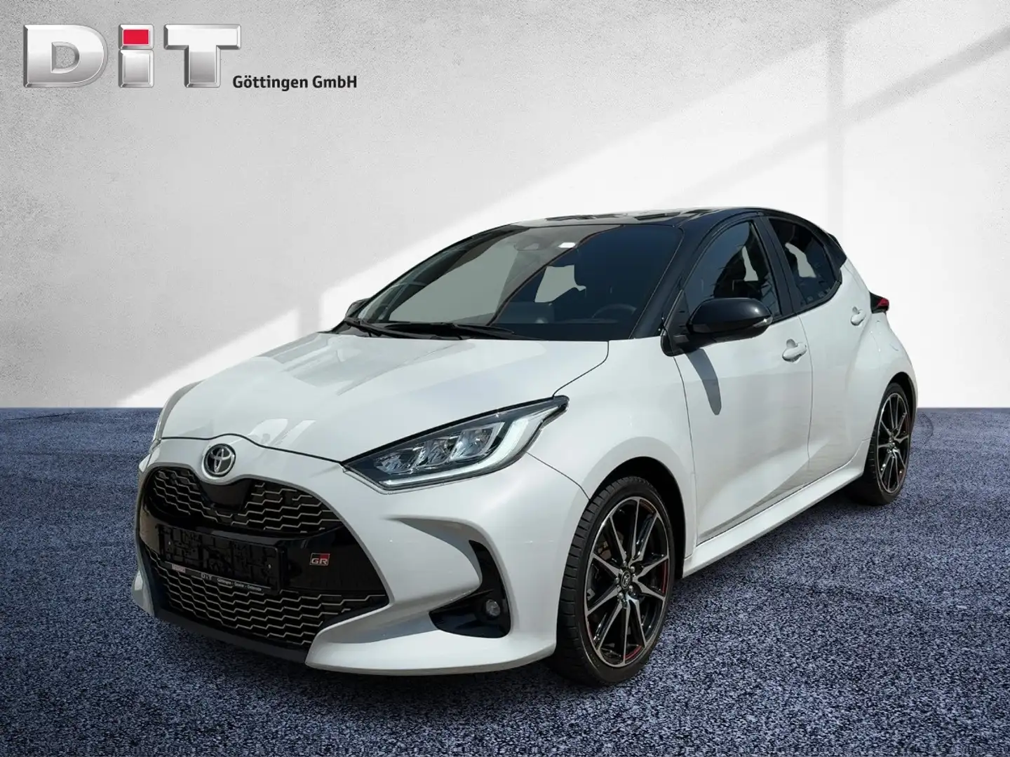 Toyota Yaris 1.5 GR Sport Matrix+ACC+Alcantara+LED+Navi Чёрный - 2