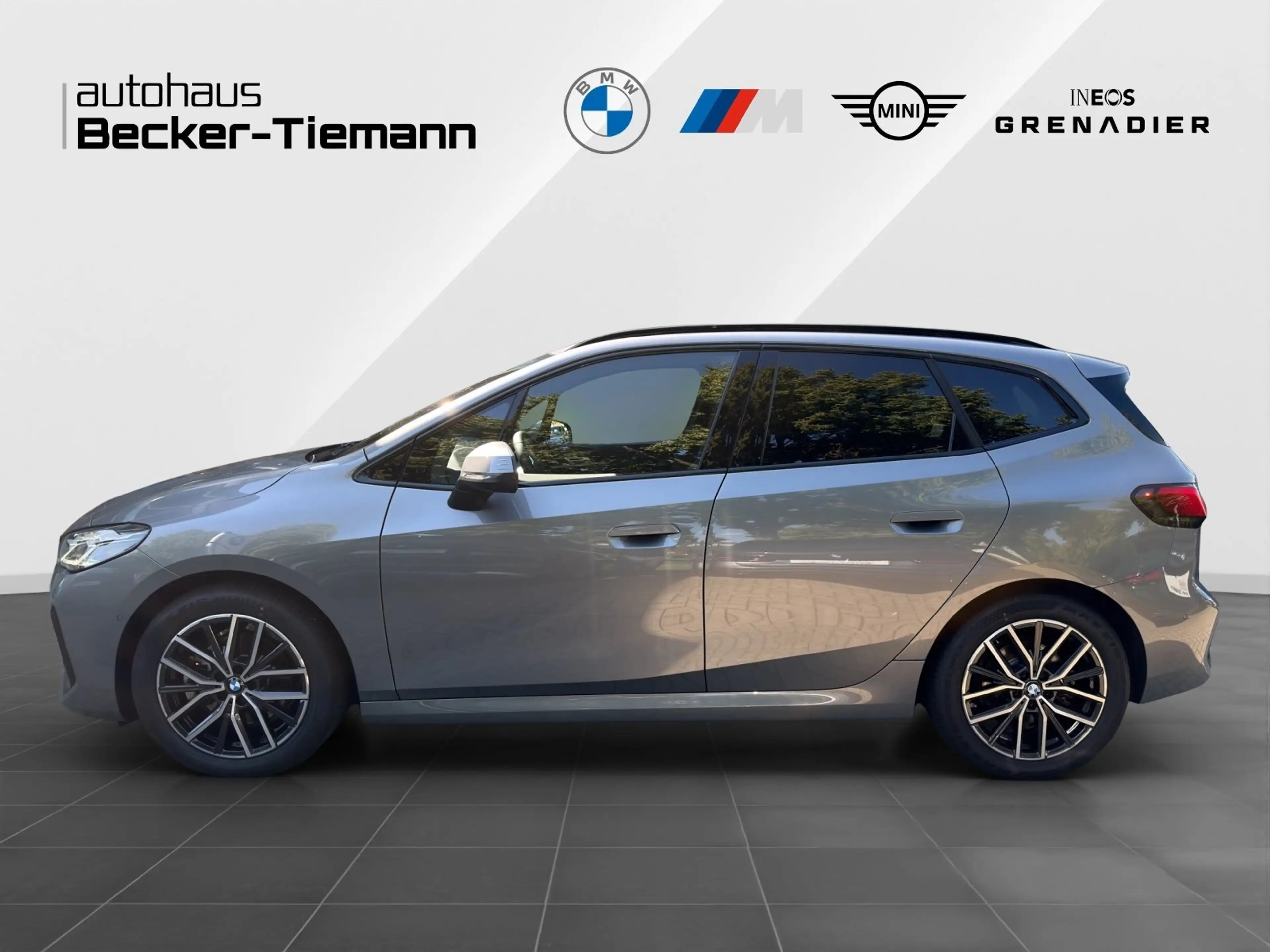 BMW 223 i  18" / M Paket / AHK / Pano / Lkrd Heiz / HUD / — photo 4