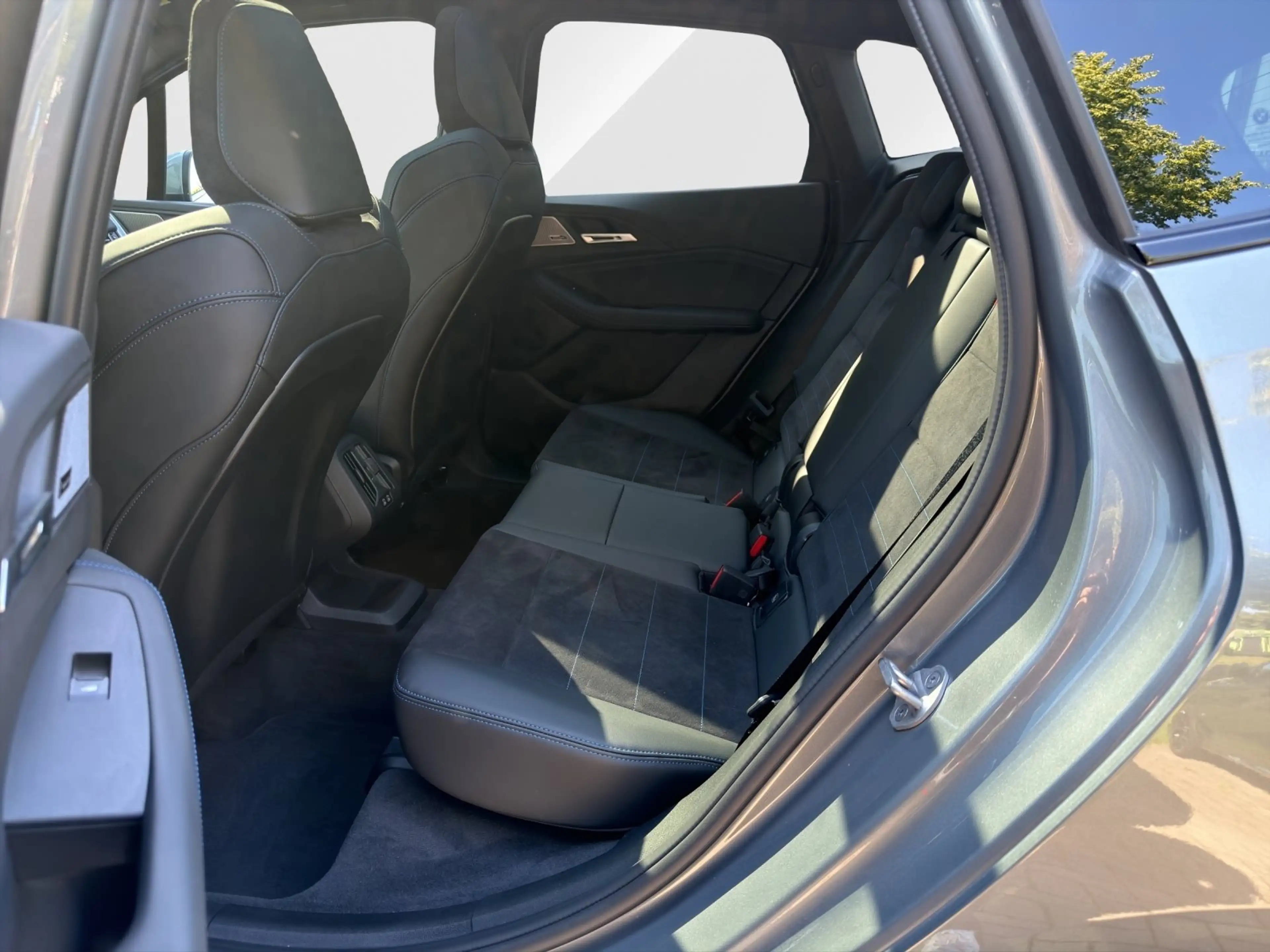 BMW 223 i  18" / M Paket / AHK / Pano / Lkrd Heiz / HUD / — photo 14