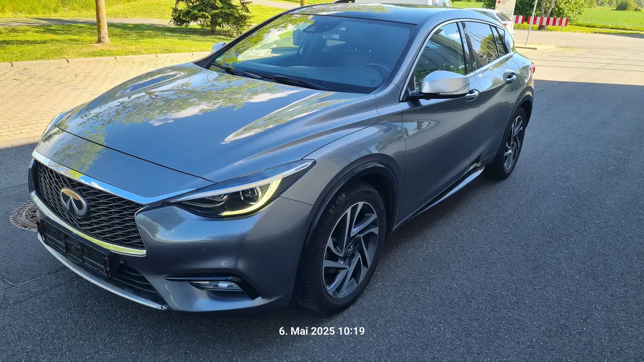 Infiniti Q30
