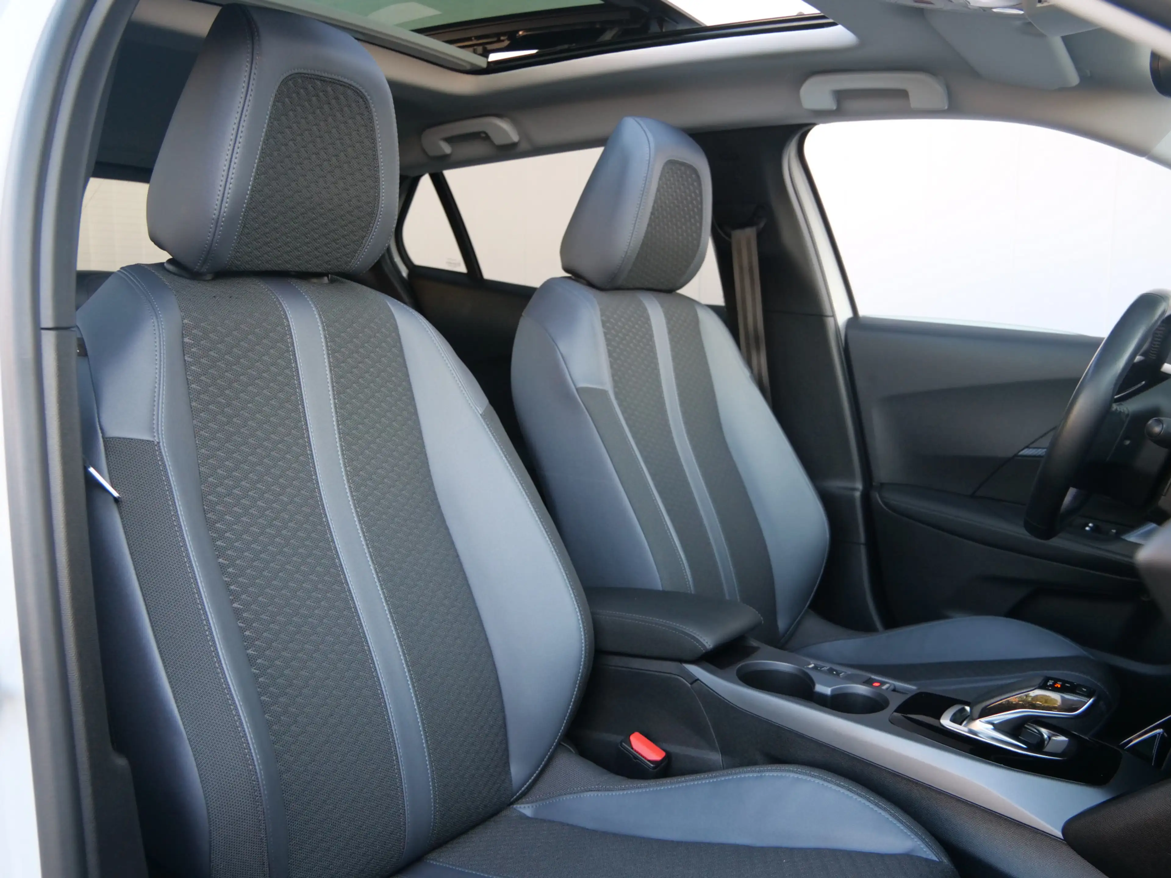 Peugeot e-2008 EV Allure 50 kWh 136 Pk Automaat Navi / DAB / Appl — photo 13