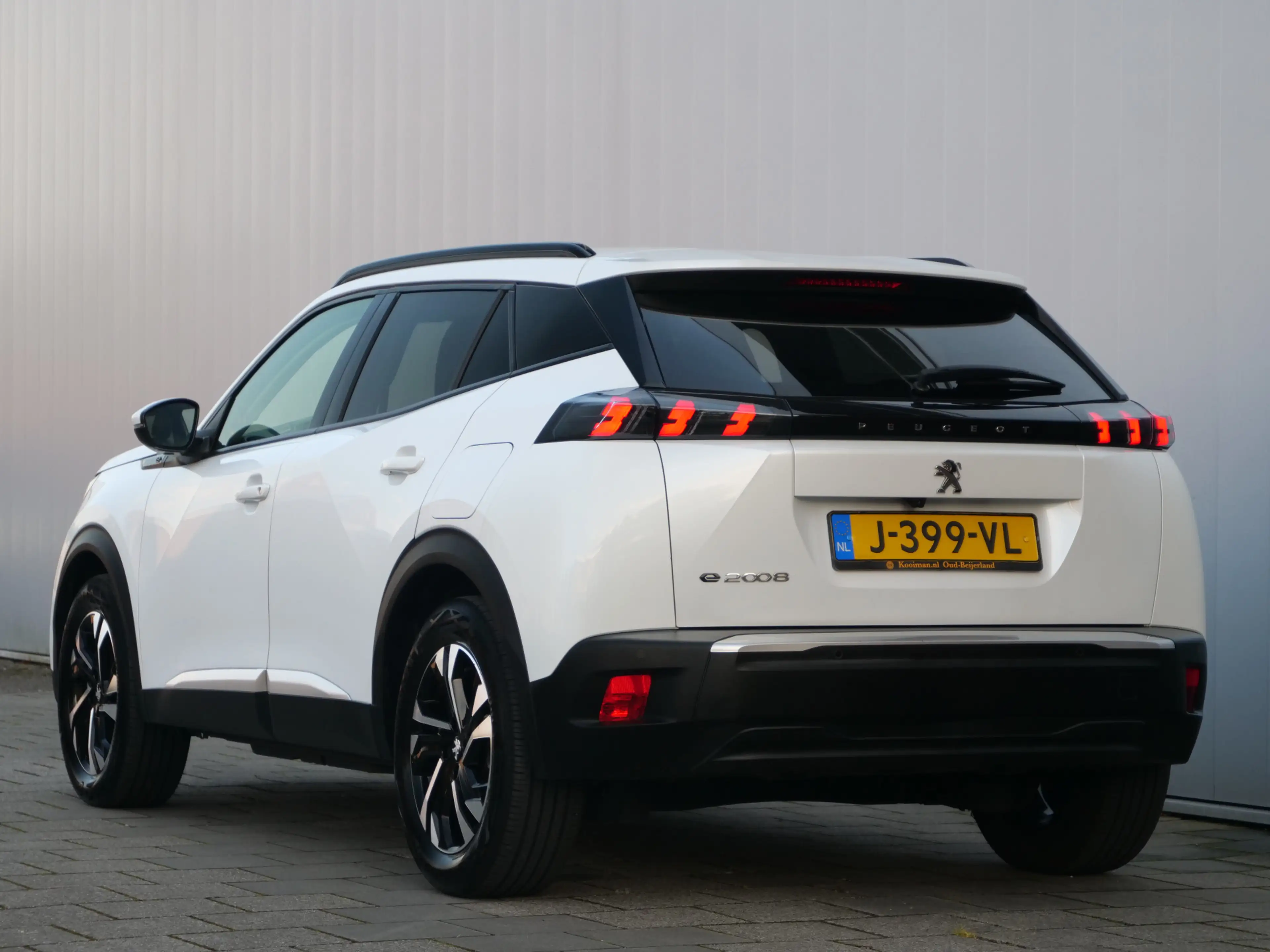 Peugeot e-2008 EV Allure 50 kWh 136 Pk Automaat Navi / DAB / Appl — photo 3