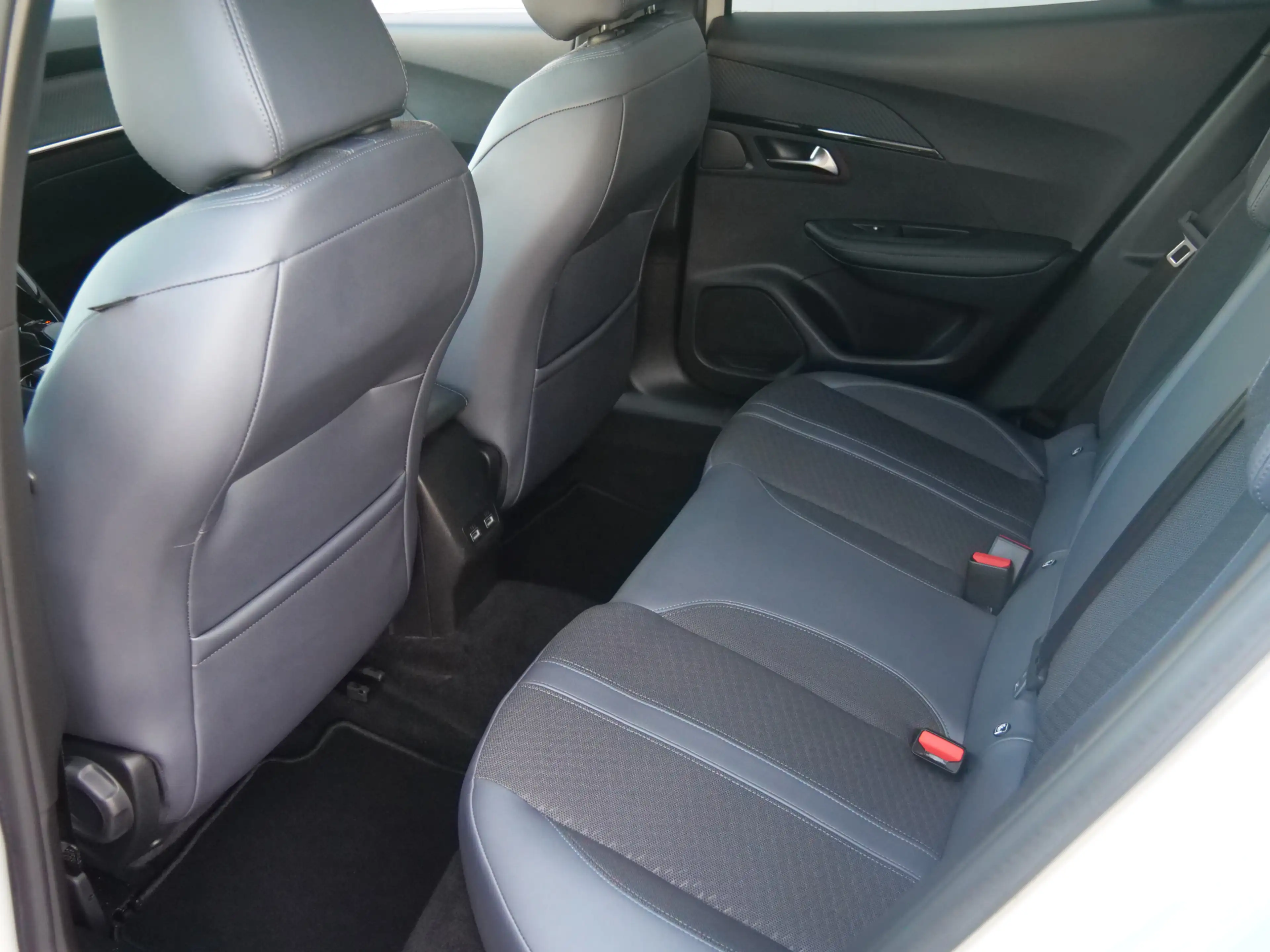 Peugeot e-2008 EV Allure 50 kWh 136 Pk Automaat Navi / DAB / Appl — photo 8
