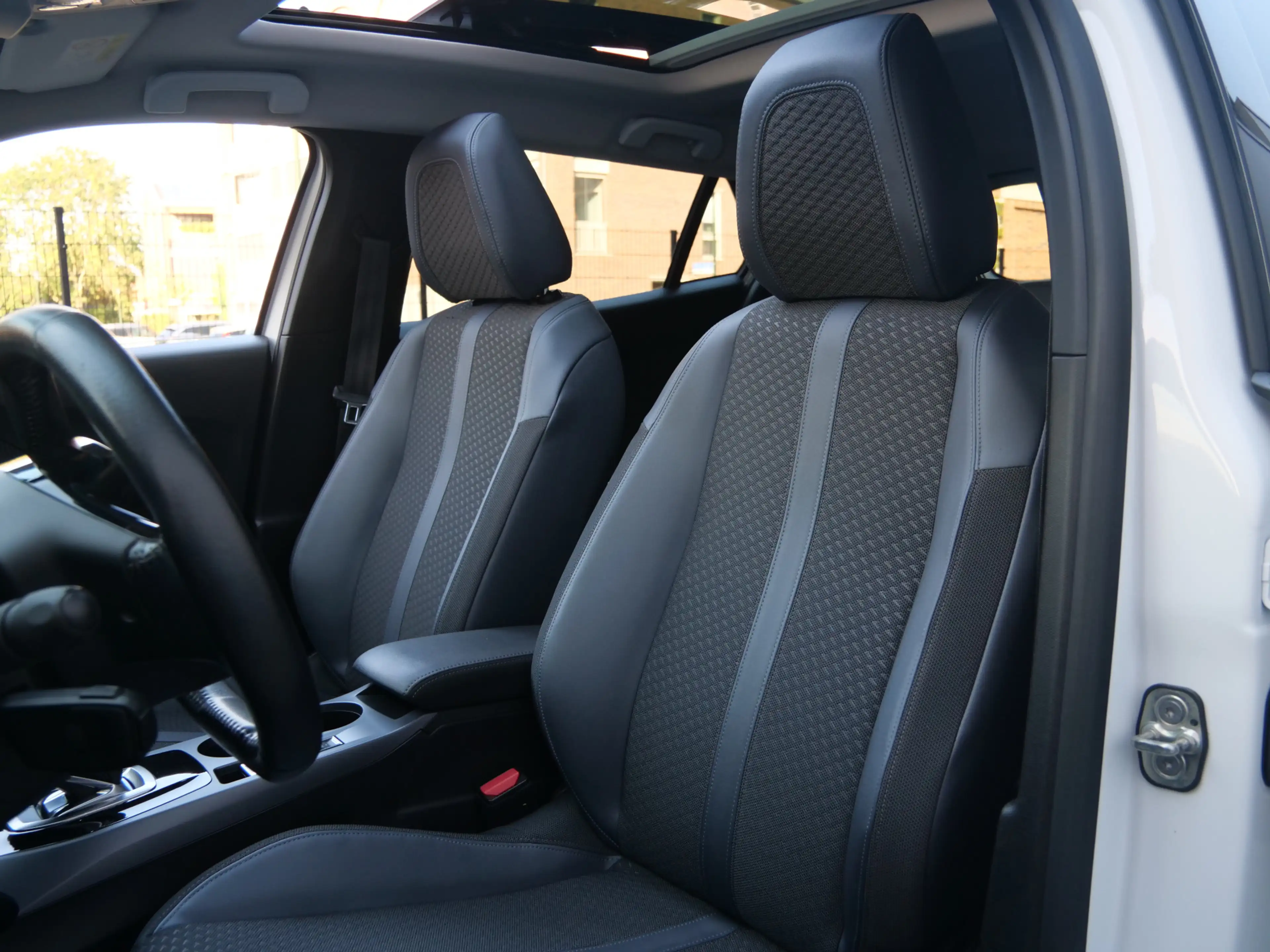Peugeot e-2008 EV Allure 50 kWh 136 Pk Automaat Navi / DAB / Appl — photo 6