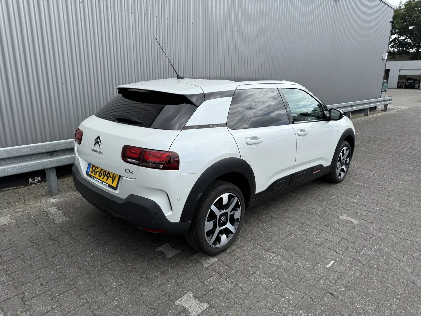 Citroen C4 Cactus 1.2 PureTech Shine Navi LM Camera PDC --Inruil Mog Wit - 2
