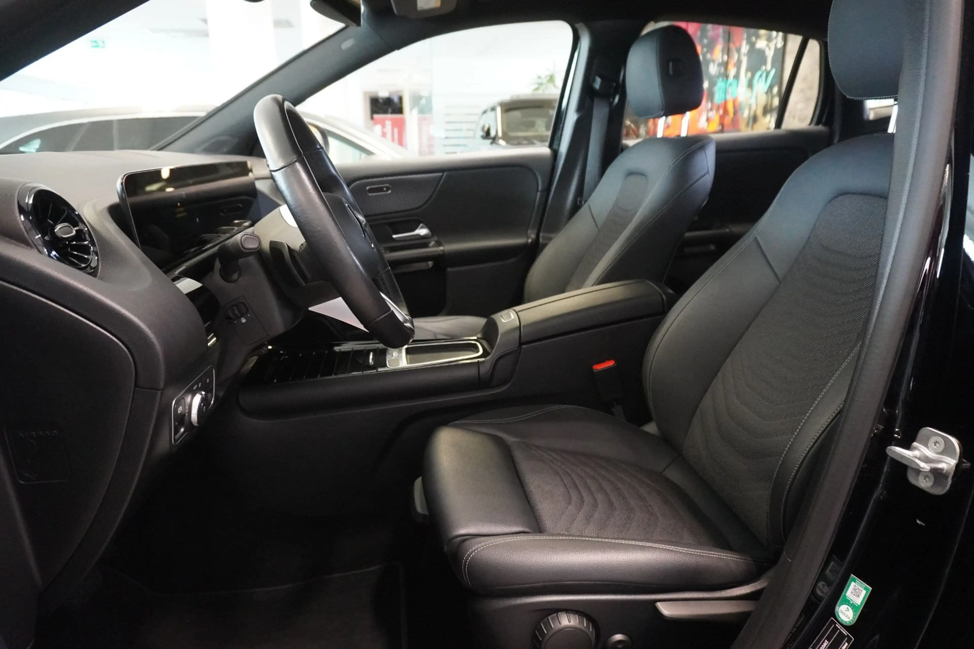 Mercedes-Benz GLA 180 Aut. MY24/Kamera/SHZ/Navi — photo 8
