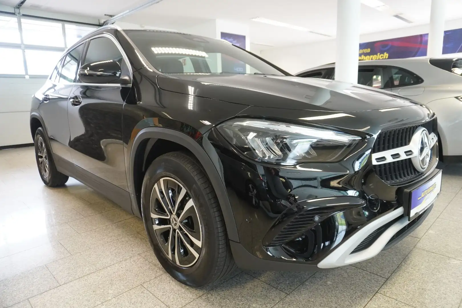 Mercedes-Benz GLA 180 Aut. MY24/Kamera/SHZ/Navi Schwarz - 2