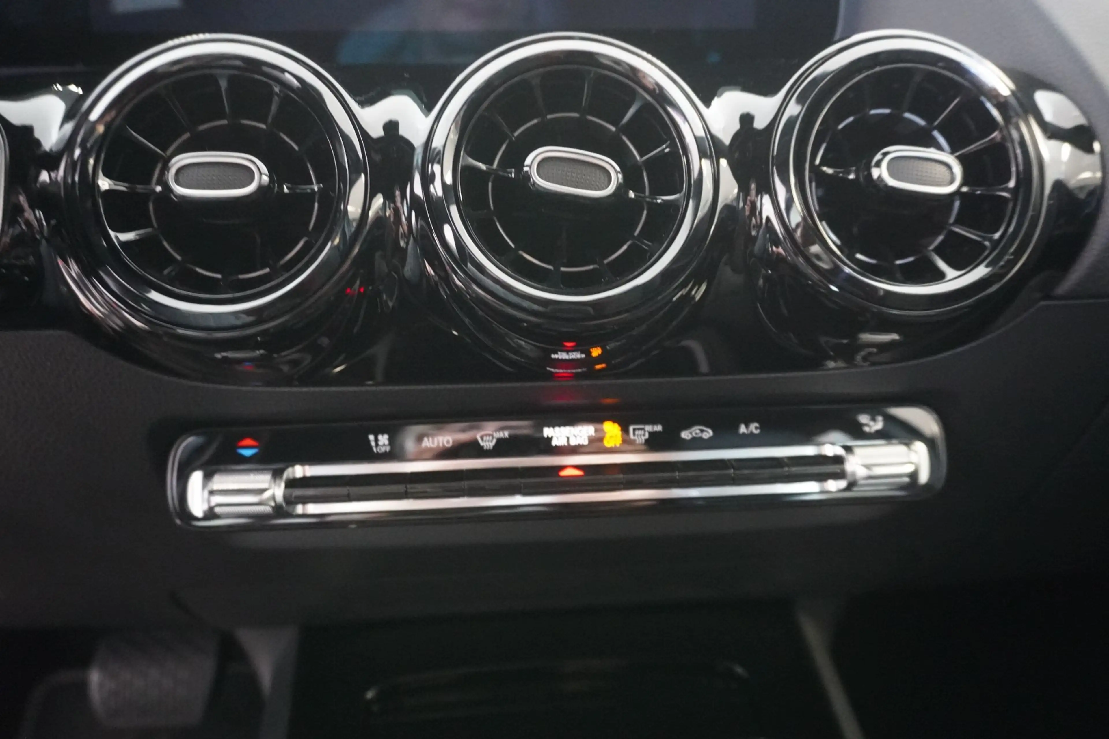 Mercedes-Benz GLA 180 Aut. MY24/Kamera/SHZ/Navi — photo 15