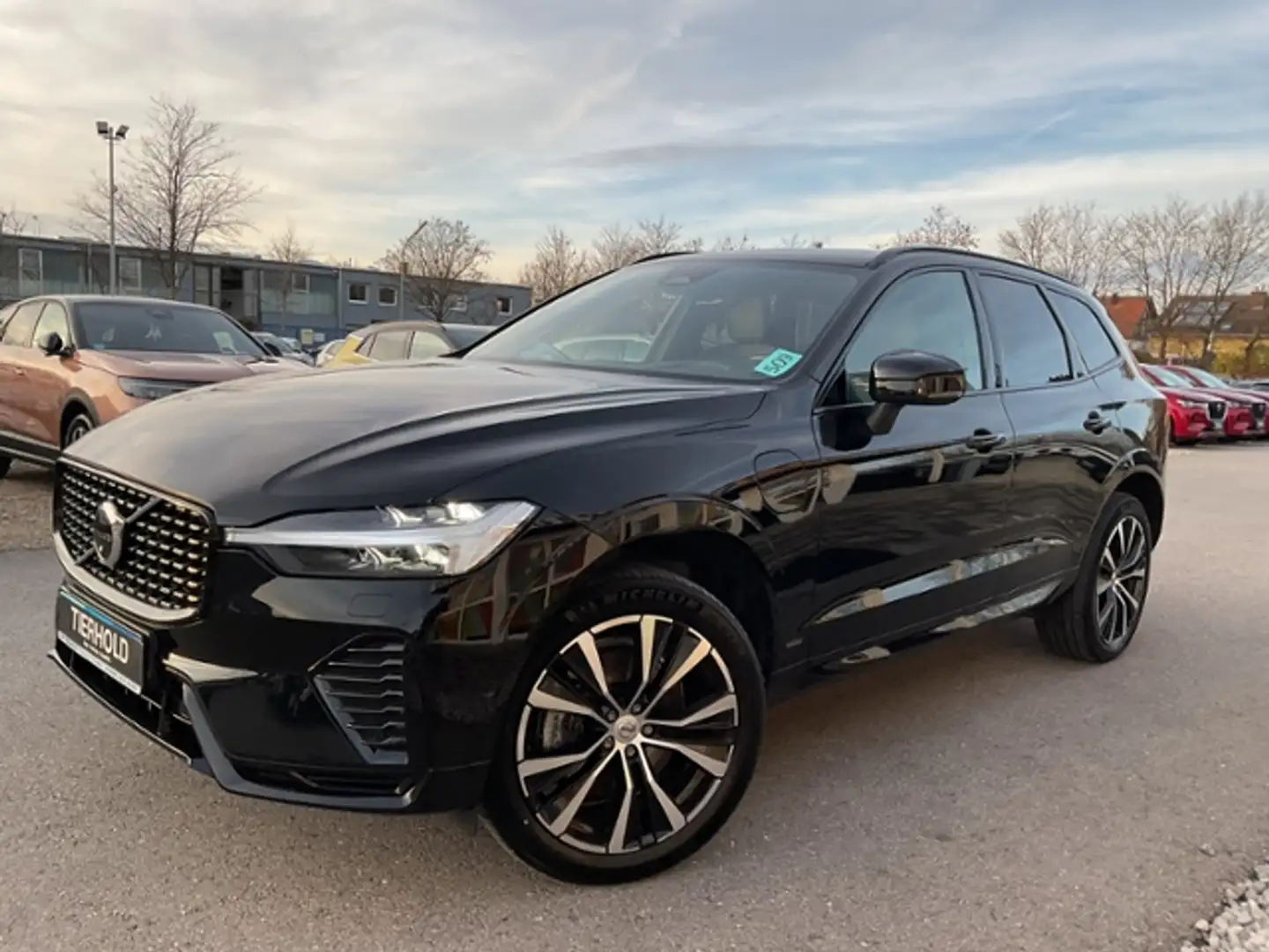Volvo XC60 T6 Plus Dark Plug-In AWD AHK ACC PANO 20" Schwarz - 2