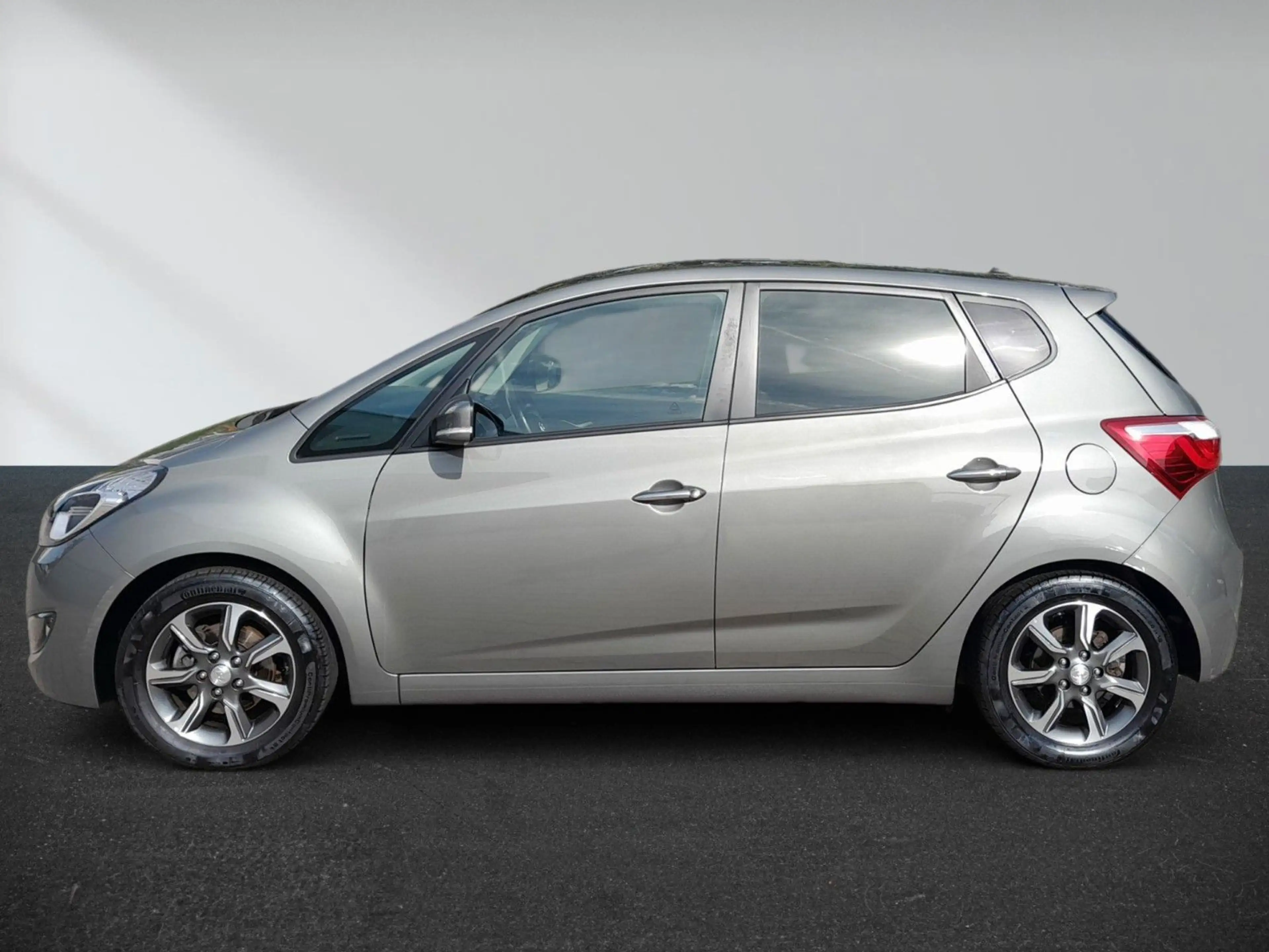 Hyundai iX20 1.6 Space blue — photo 4