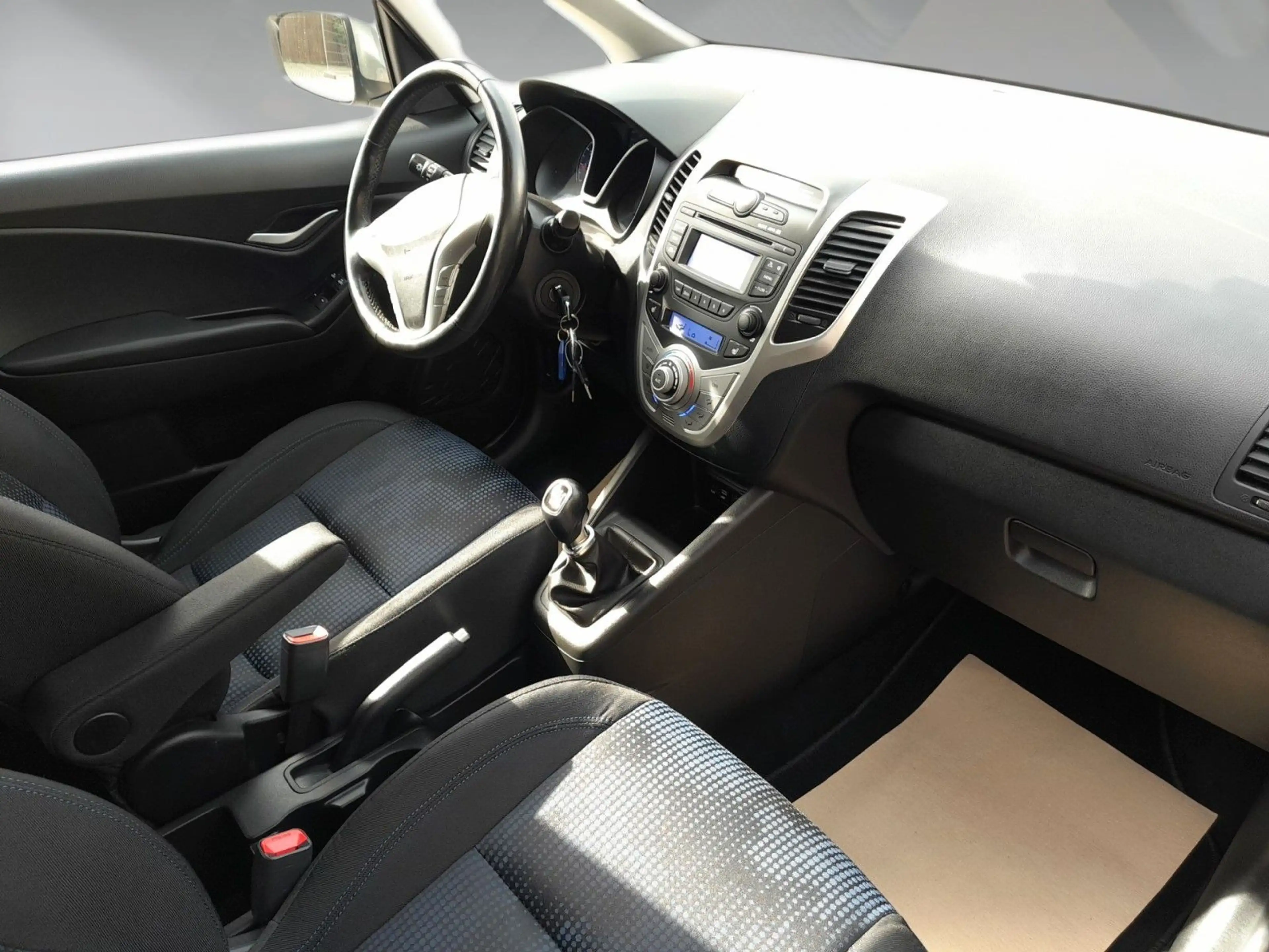 Hyundai iX20 1.6 Space blue — photo 9