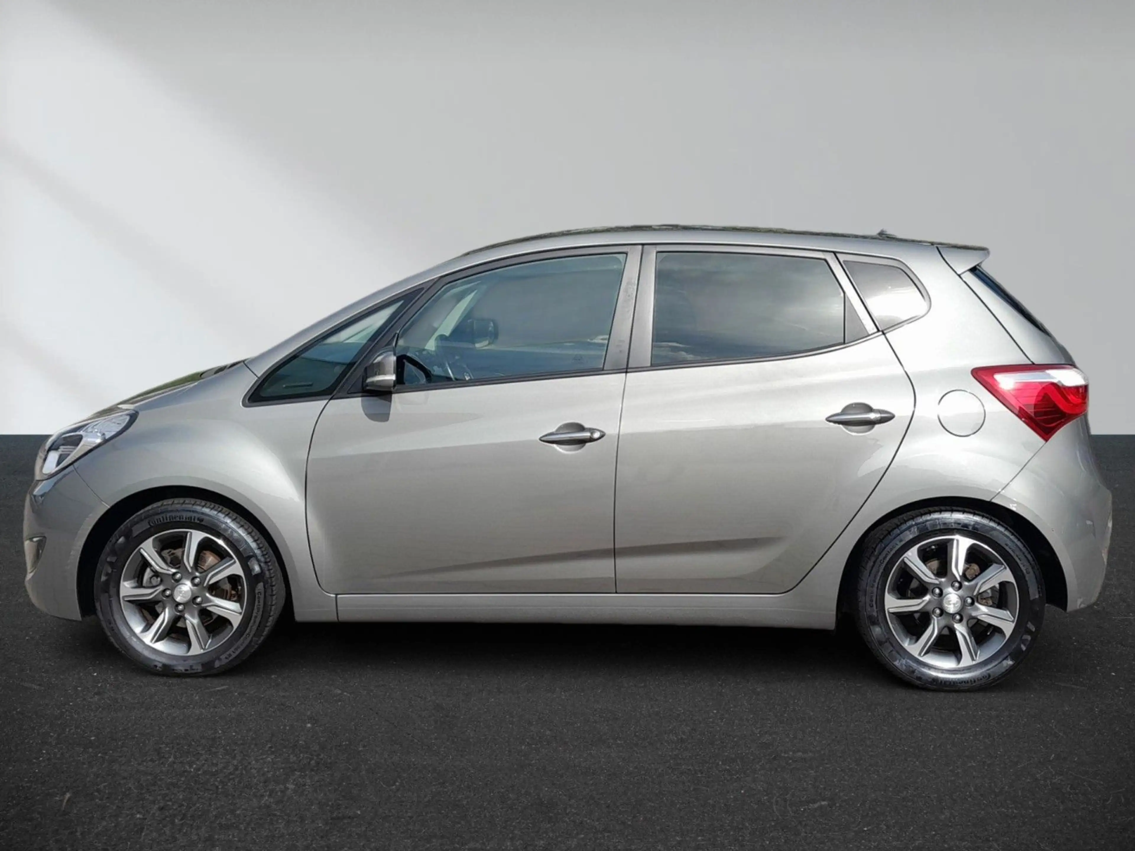 Hyundai iX20 1.6 Space blue — photo 5