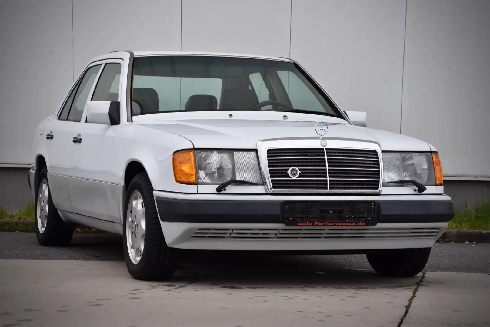 Mercedes-Benz E 420 / 400 E W124 mit V8 Weiß - 1