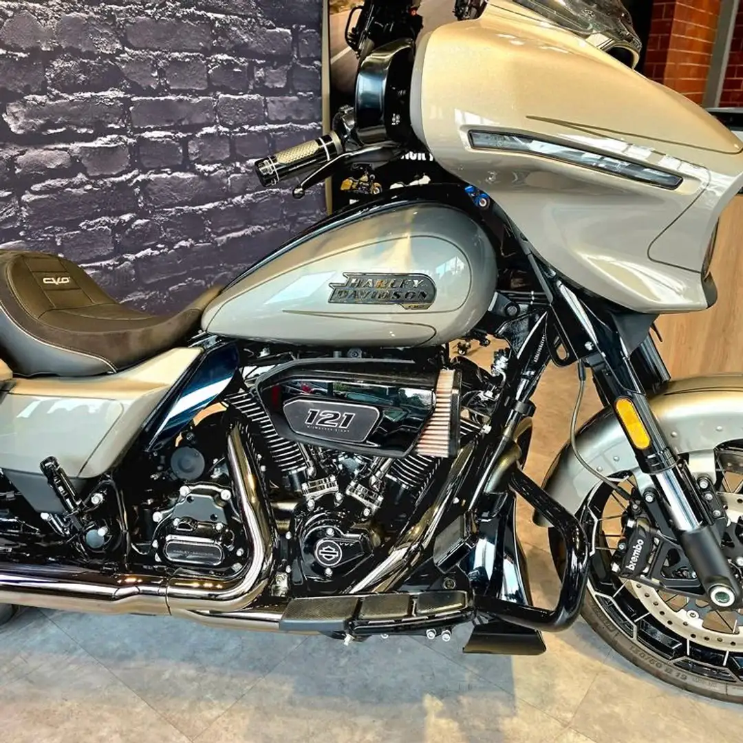 Harley-Davidson CVO Street Glide - 2