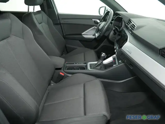 Audi Q3 view 6