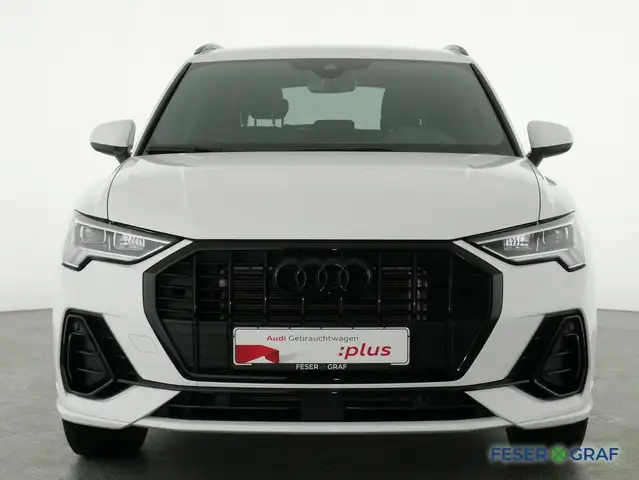 Audi Q3 view 12