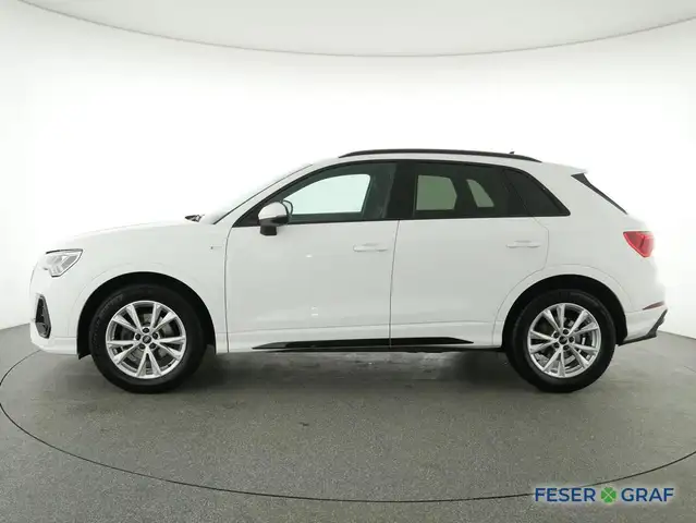 Audi Q3 view 14
