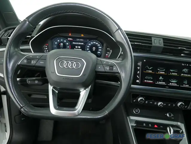 Audi Q3 view 11
