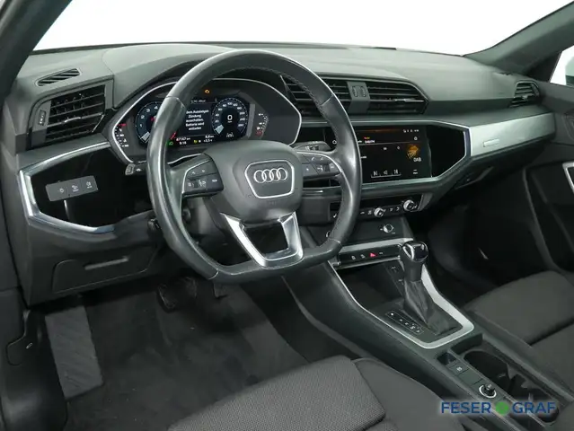 Audi Q3 view 8
