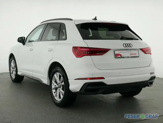 Audi Q3 view 13