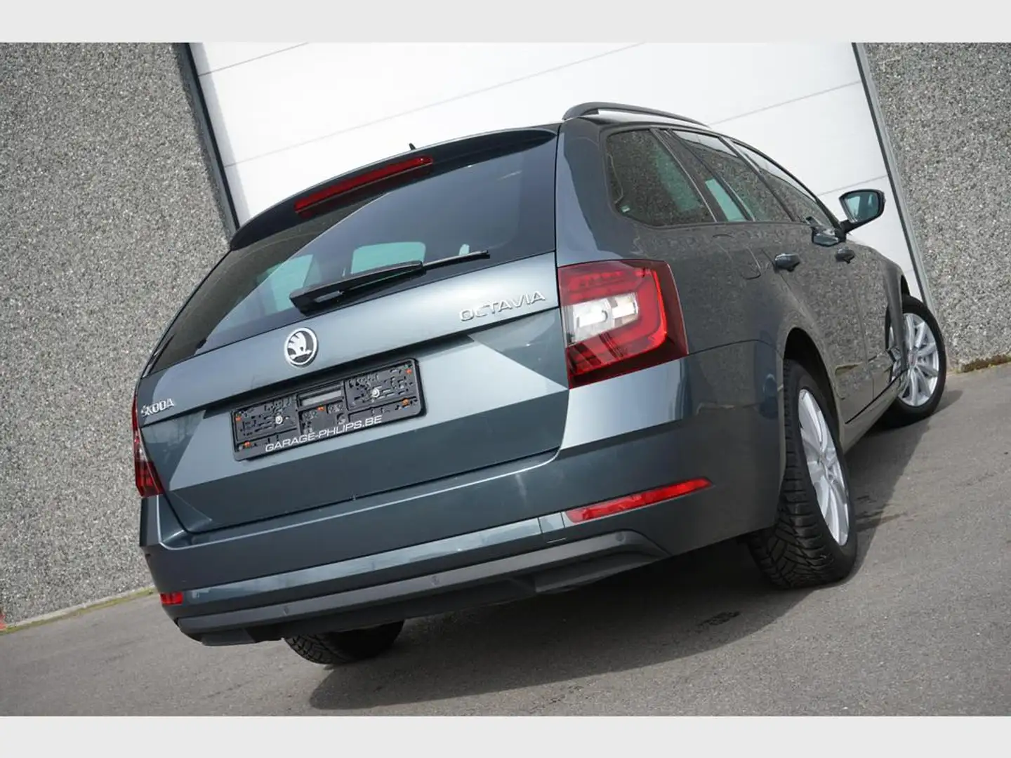 Skoda Octavia AMBITION TS85/1.0 A7F NAVI / APS / ALU Gris - 2