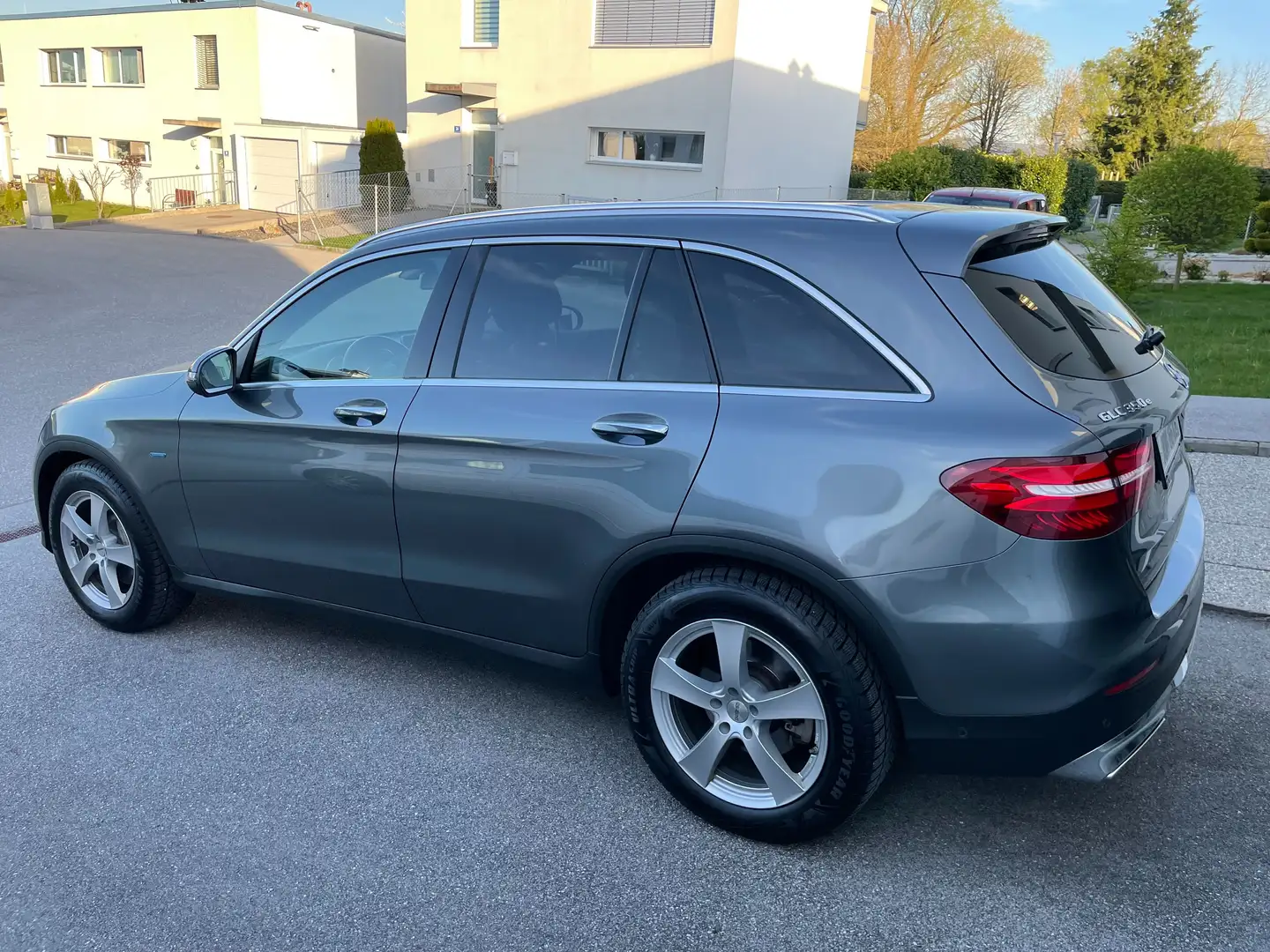 Mercedes-Benz GLC 350 GLC 350 e PHEV 4Matic Šedá - 1