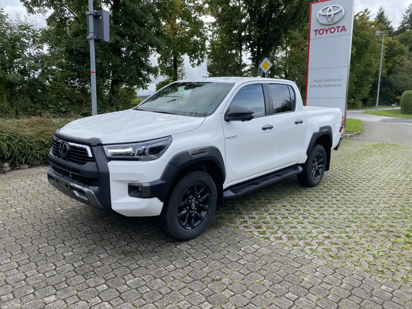 Toyota Hilux Double Cab Invincible 4x4 *AHK* Bianco - 1