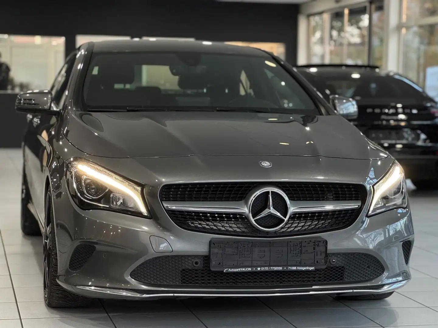 Mercedes-Benz CLA 180 URBAN *V-LEDER*NAVI*XEN/LED*TEMP*19Z*F1* Grau - 2