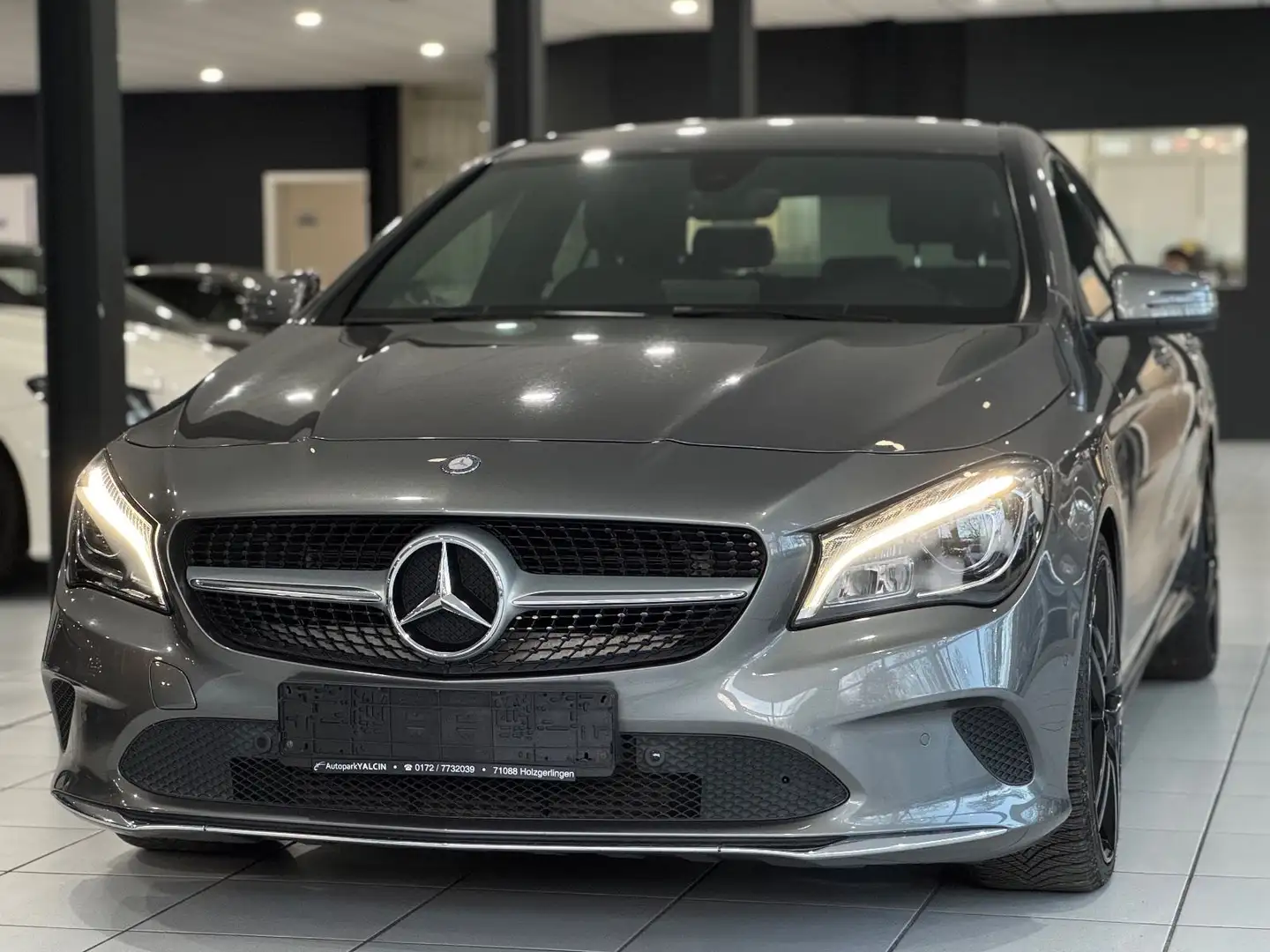Mercedes-Benz CLA 180 URBAN *V-LEDER*NAVI*XEN/LED*TEMP*19Z*F1* Grau - 1