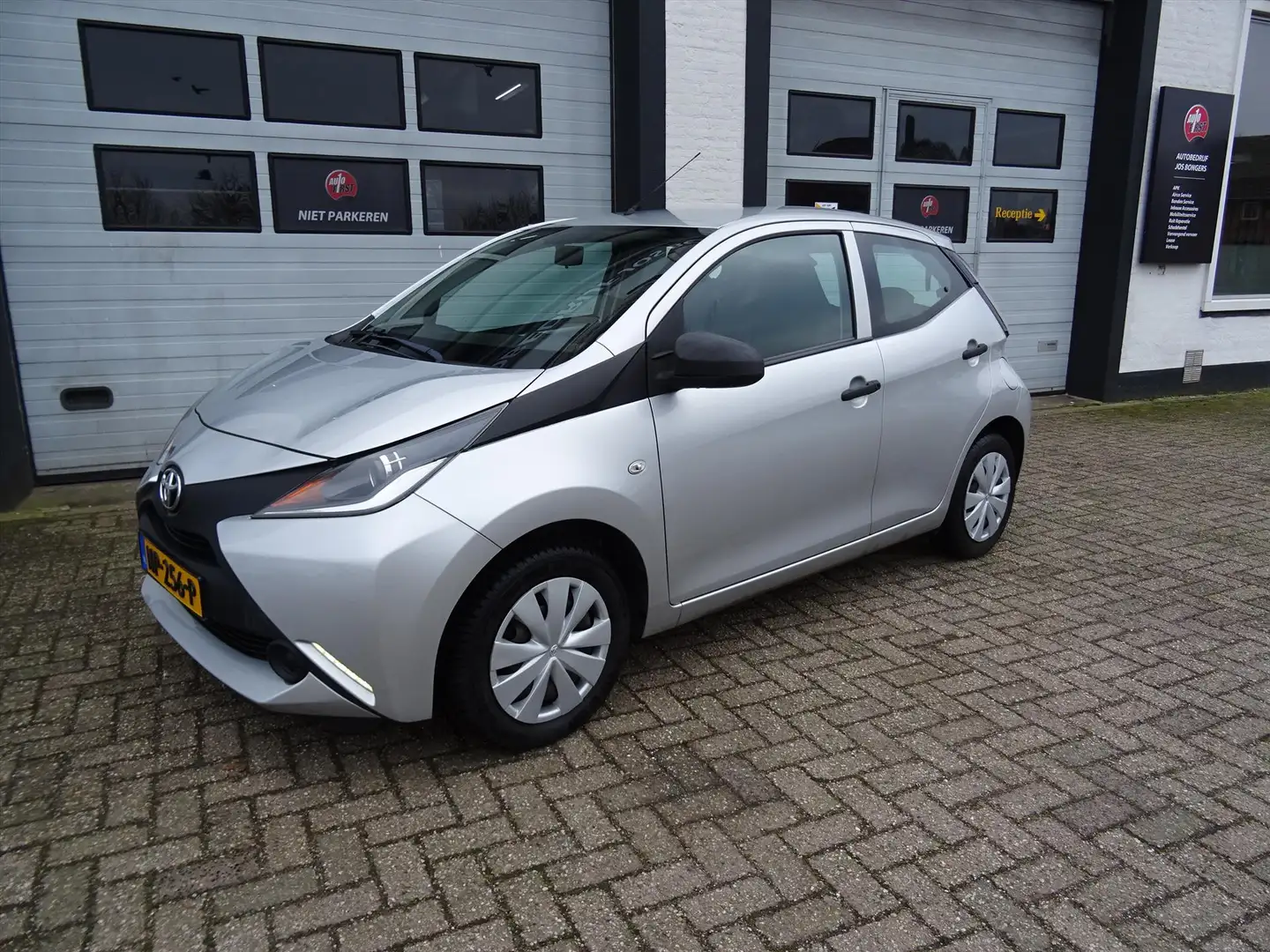 Toyota Aygo 1.0 VVT-i 69pk 5D x-now Grau - 1