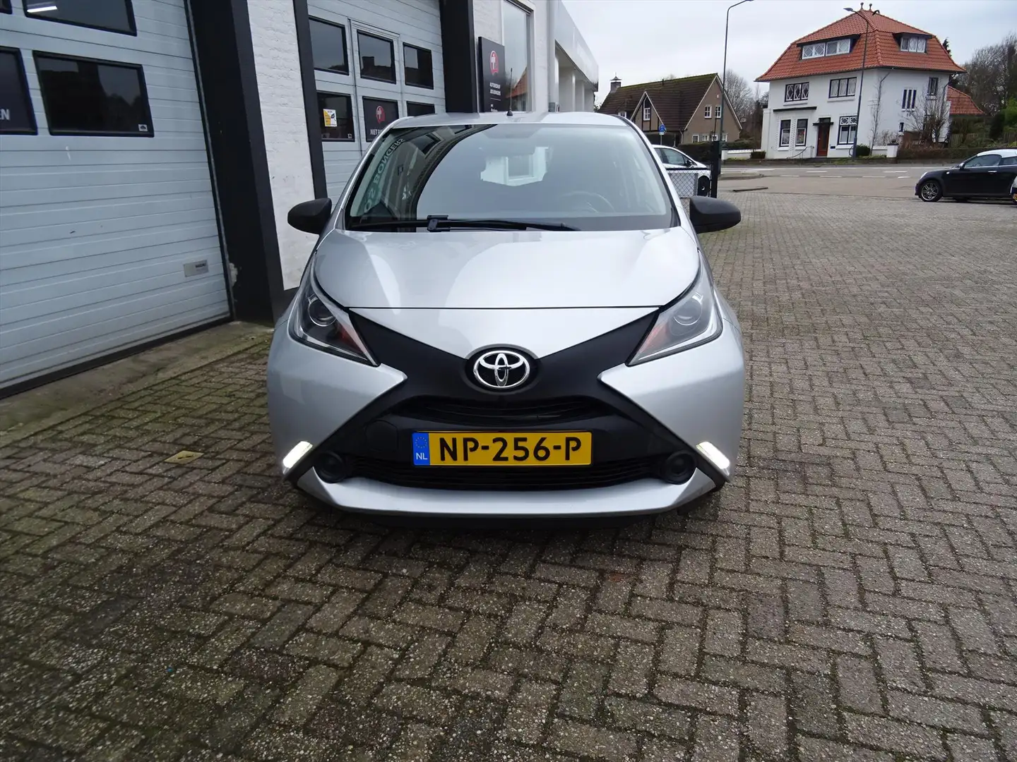 Toyota Aygo 1.0 VVT-i 69pk 5D x-now Grau - 2