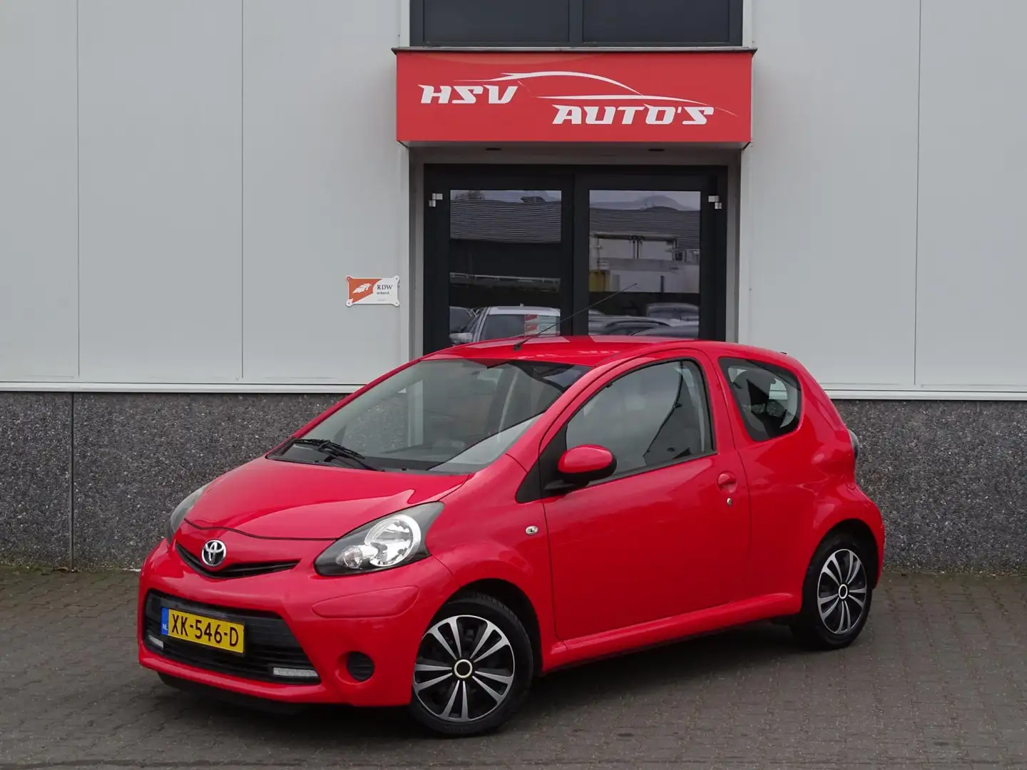 Toyota Aygo 1.0 VVT-i Xpress Navigator airco 3e eigenaar Rood - 1
