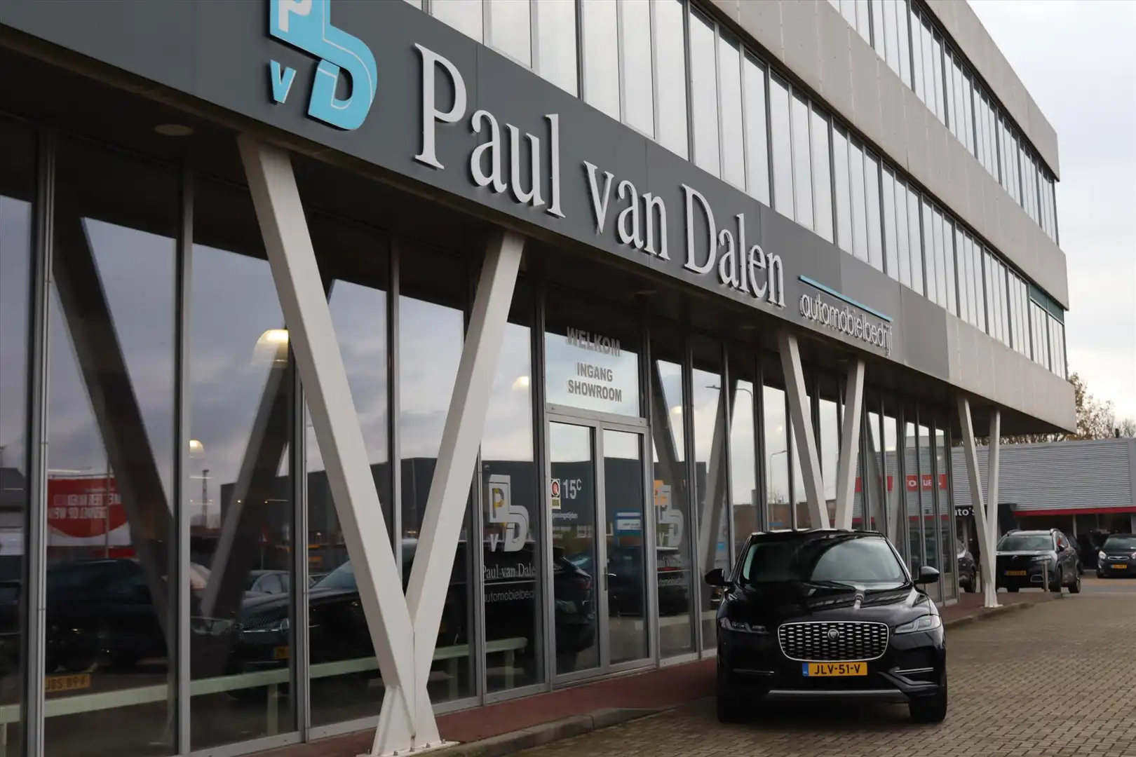 Jaguar F-Pace 2.0 P400e 404PK AWD Navi | Camera | Leer | Cruise Zwart - 2