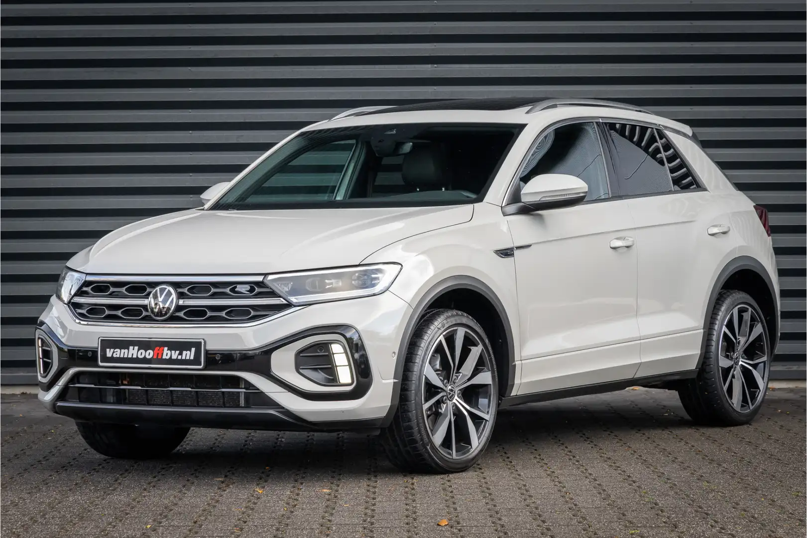 Volkswagen T-Roc 1.5 TSI R-Line -Pano-19'' Grijs - 1