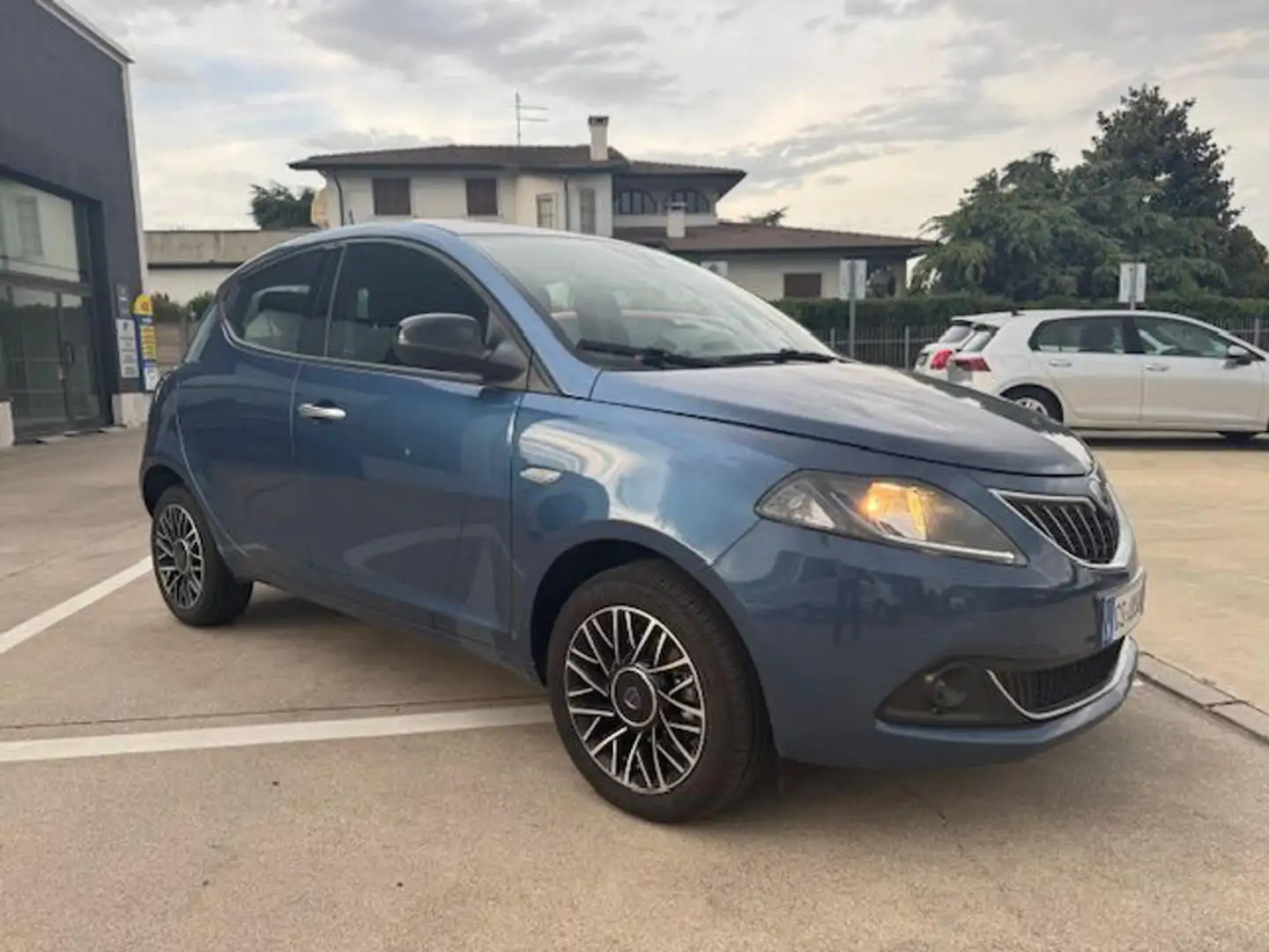 Lancia Ypsilon 1.0 FireFly 5 porte S&S Hybrid Gold Plus Blu/Azzurro - 2