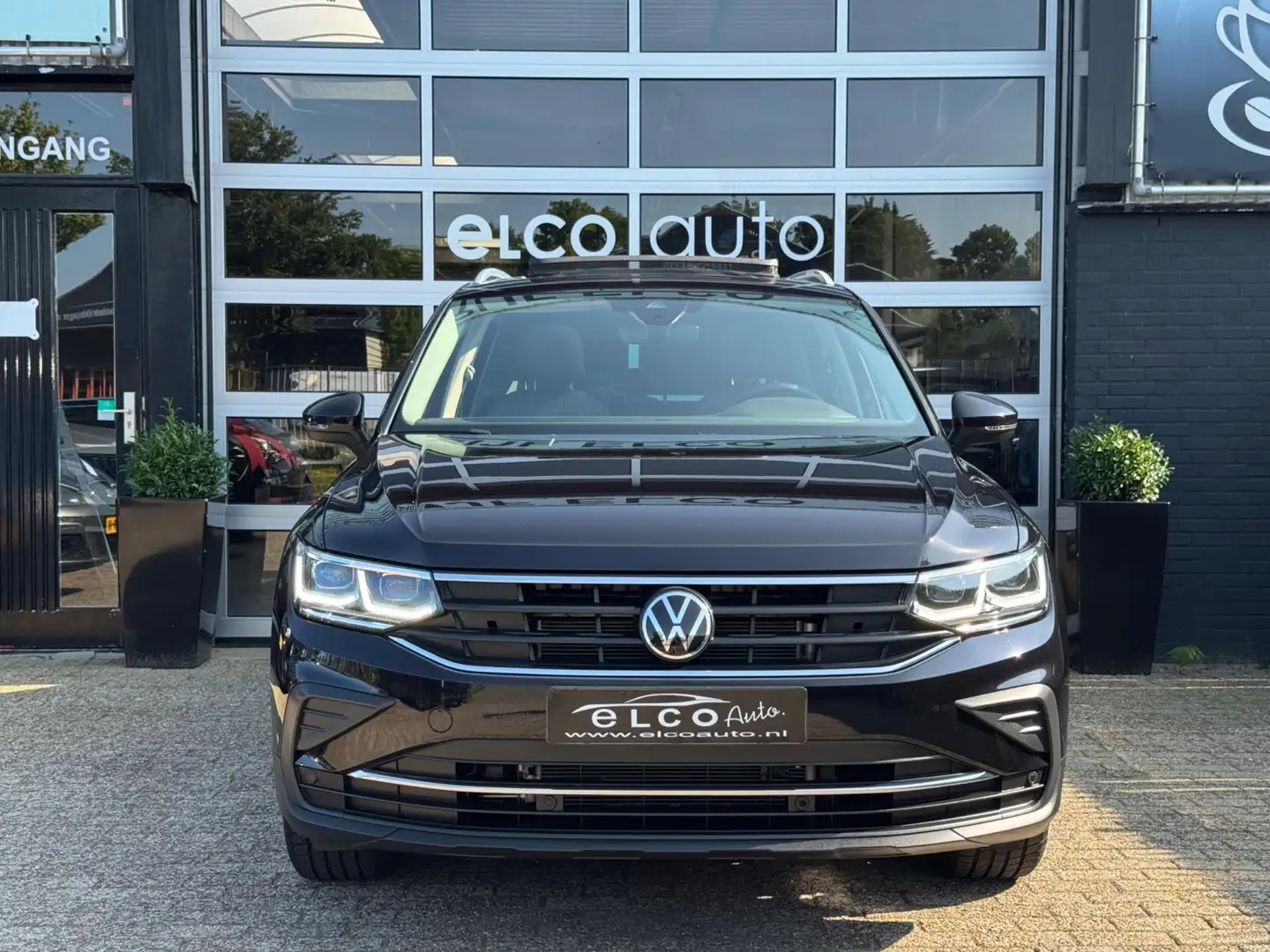 Volkswagen Tiguan 1.5 TSI Life Business / Pano / IQ Light / Trekhaak Schwarz - 2