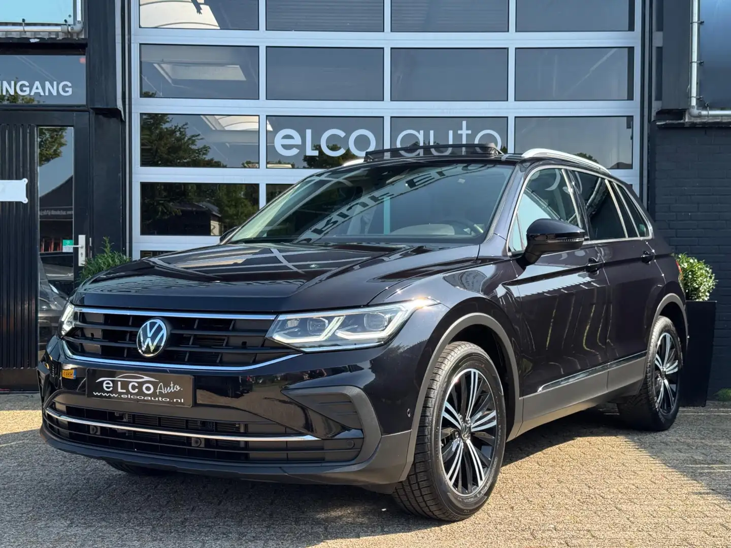 Volkswagen Tiguan 1.5 TSI Life Business / Pano / IQ Light / Trekhaak Schwarz - 1
