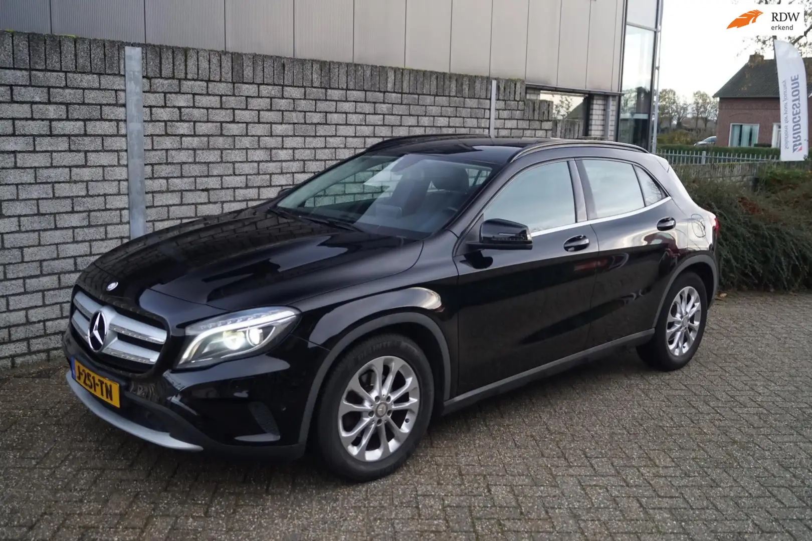 Mercedes-Benz GLA 180 Prestige Autom Leder Sportst Stoelverw Navi Xenon Negro - 1