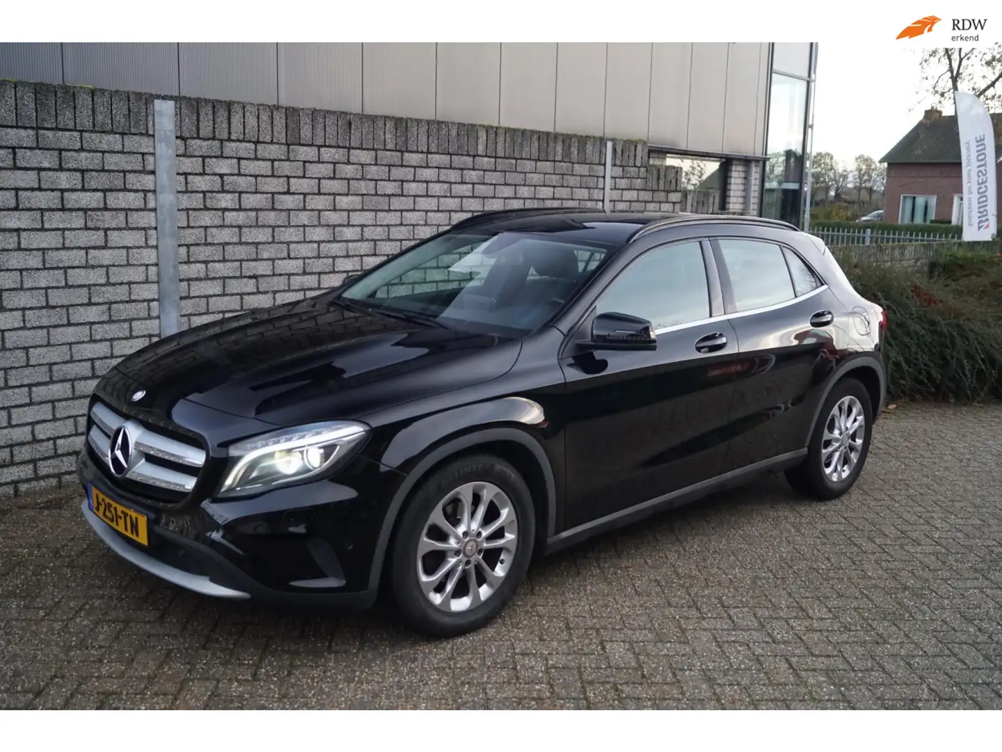 Mercedes-Benz GLA 180 Prestige Autom Leder Sportst Stoelverw Navi Xenon Zwart - 1
