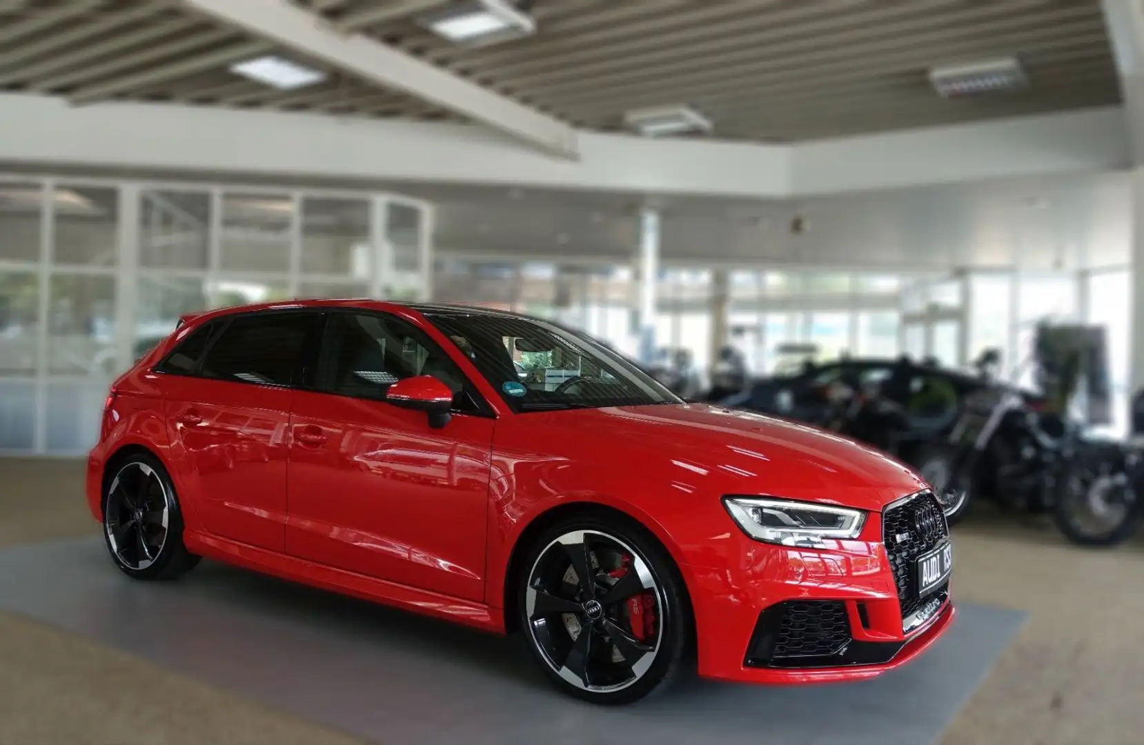 Audi RS3 Sportback 2.5 TFSI qua.; NAV MTRX PANO KAM.. Rood - 2