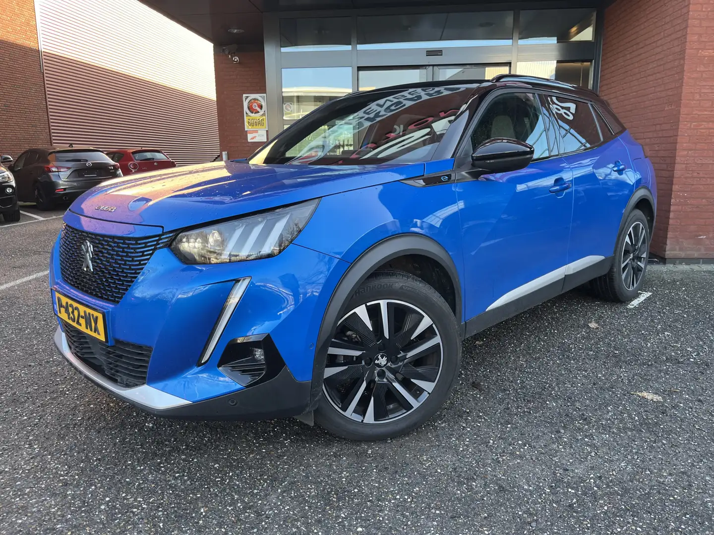 Peugeot e-2008 EV GT Pack 50 kWh // SCHUIF-KANTELDAK // DODEHOEK Bleu - 2