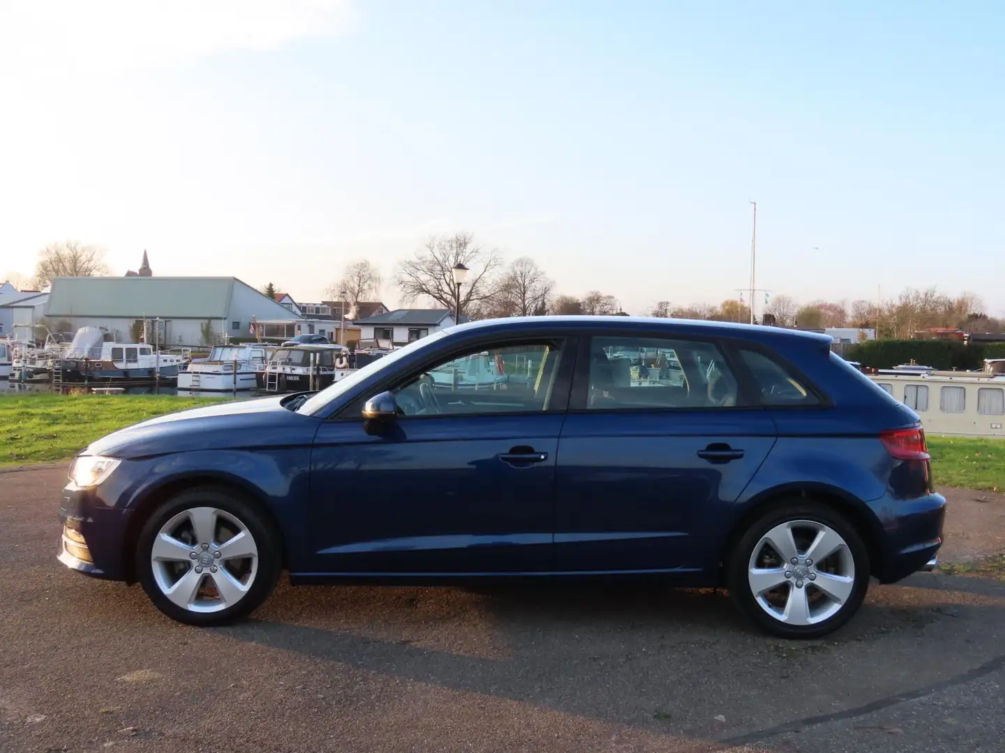 Audi A3 Sportback 1.4 TFSI Ambiente Blau - 2
